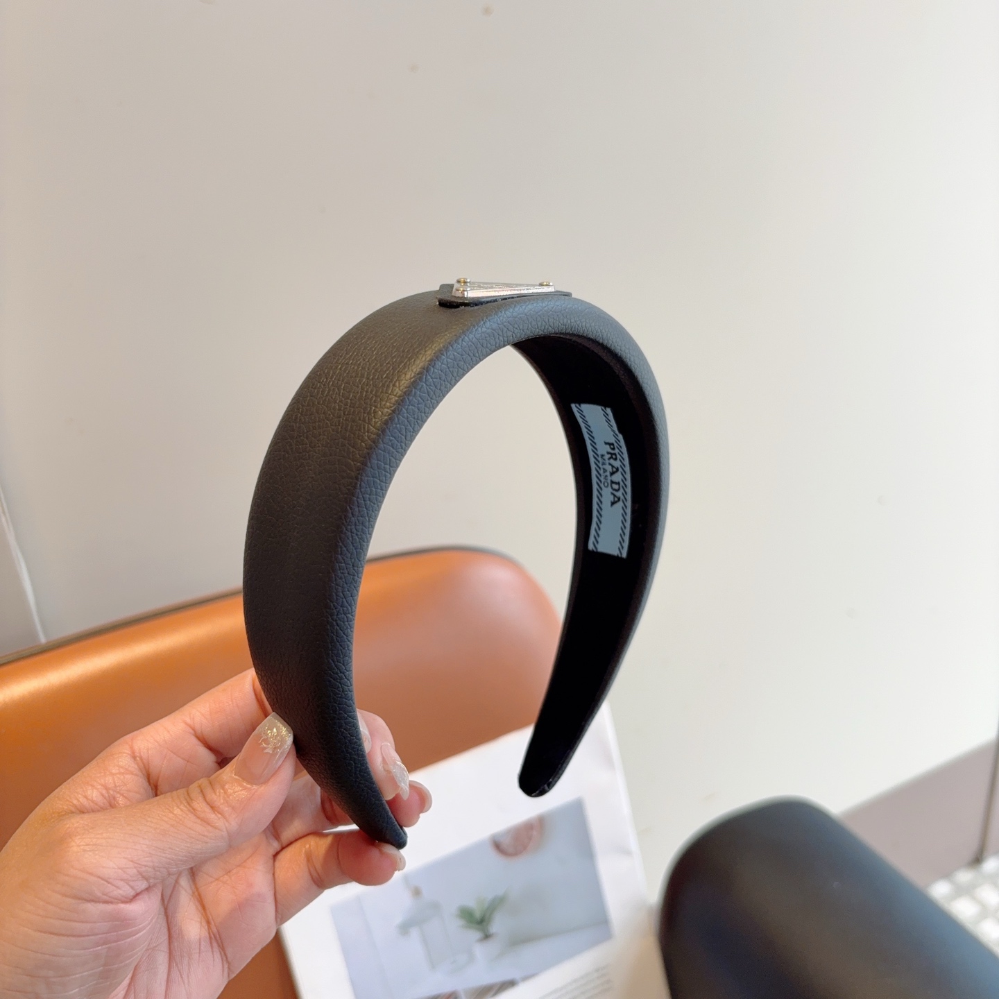 NO:881337,Comes with packaging PRADA (Prada) new trendy inverted triangle headband. A must-have item for the goddess of temperament. It is very versatile and fashionable. Wearing it will make you look classy. Hairpins, hairpins, prada, prada, hairpins19860909配包装 PRADA（普拉达） 倒三角新款潮流发箍.气质女神必备单品,非常百搭,时尚潮流, 戴上它满满的高大上.发夹,发夹,prada,prada,hairpins,accessory