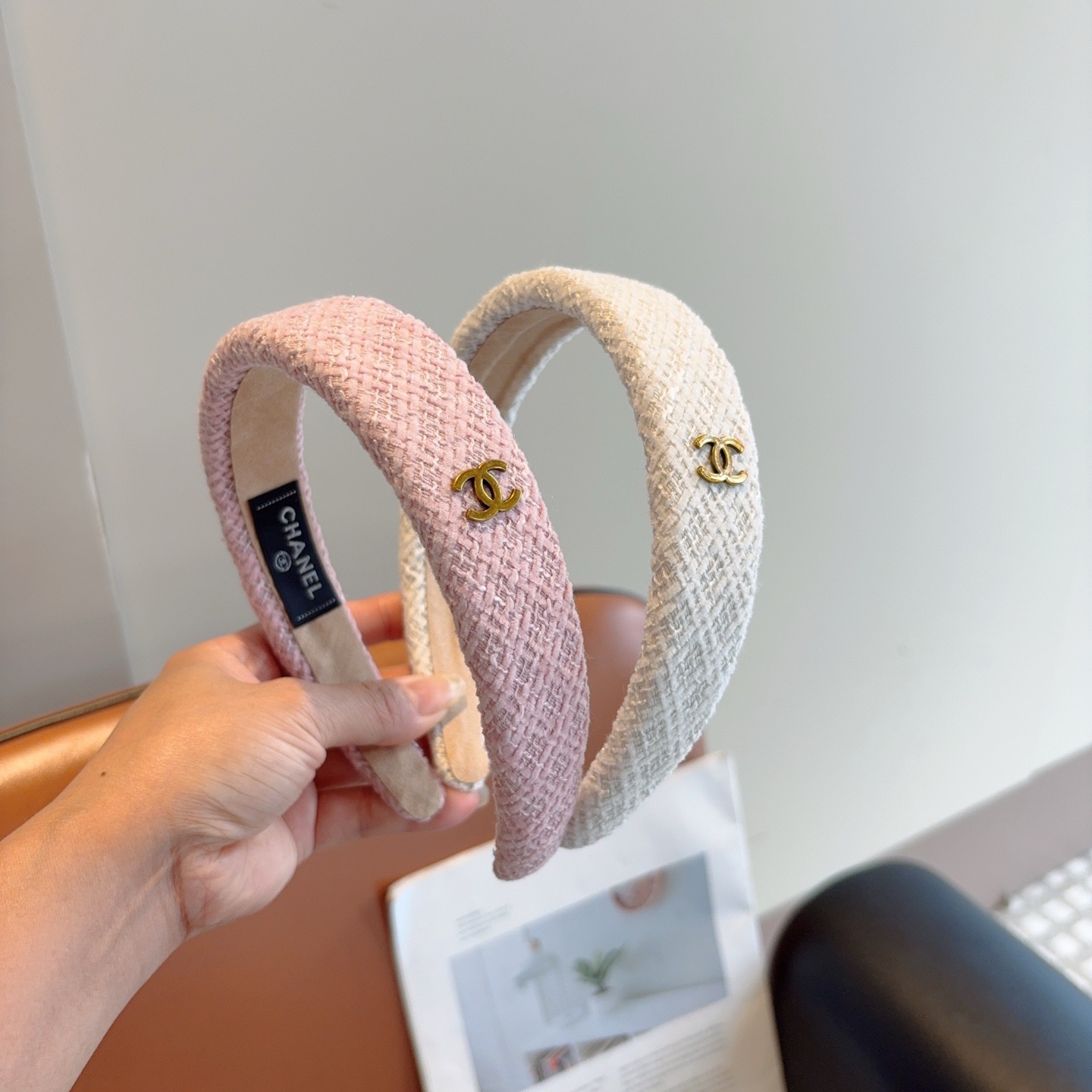 NO:881352,Comes with packaging CHANEL (Chanel) Internet celebrity's same style small fragrance style headband, retro headband, recommended by Internet celebrities. With high-end materials, super exquisite, fashionable and versatile. Hairpins, hairpins, chanel, chanel, hairpins19860909配包装 CHANEL（香奈儿）网红同款小香风发箍,复古头箍,网红爆款推荐 搭配高端材质,超精致,时尚百搭.发夹,发夹,chanel,chanel,hairpins,accessory