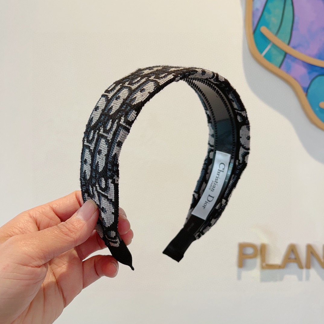 NO:813729,Comes with packaging Dior (Dior) new wide-brimmed high-end big-brand headband, Internet celebrity hot style toothed anti-slip presbyopic headband, let your charm bloom. Fresh and ladylike style makes fashion easier. Hairpins, hairpins, dior, dior, hairpins19860909配包装 Dior（迪奥） 新款宽边高级感大牌发箍, 网红爆款带齿防滑老花头箍、让你的魅力绽放 清新淑女范让时尚更简单.发夹,发夹,dior,dior,hairpins,accessory