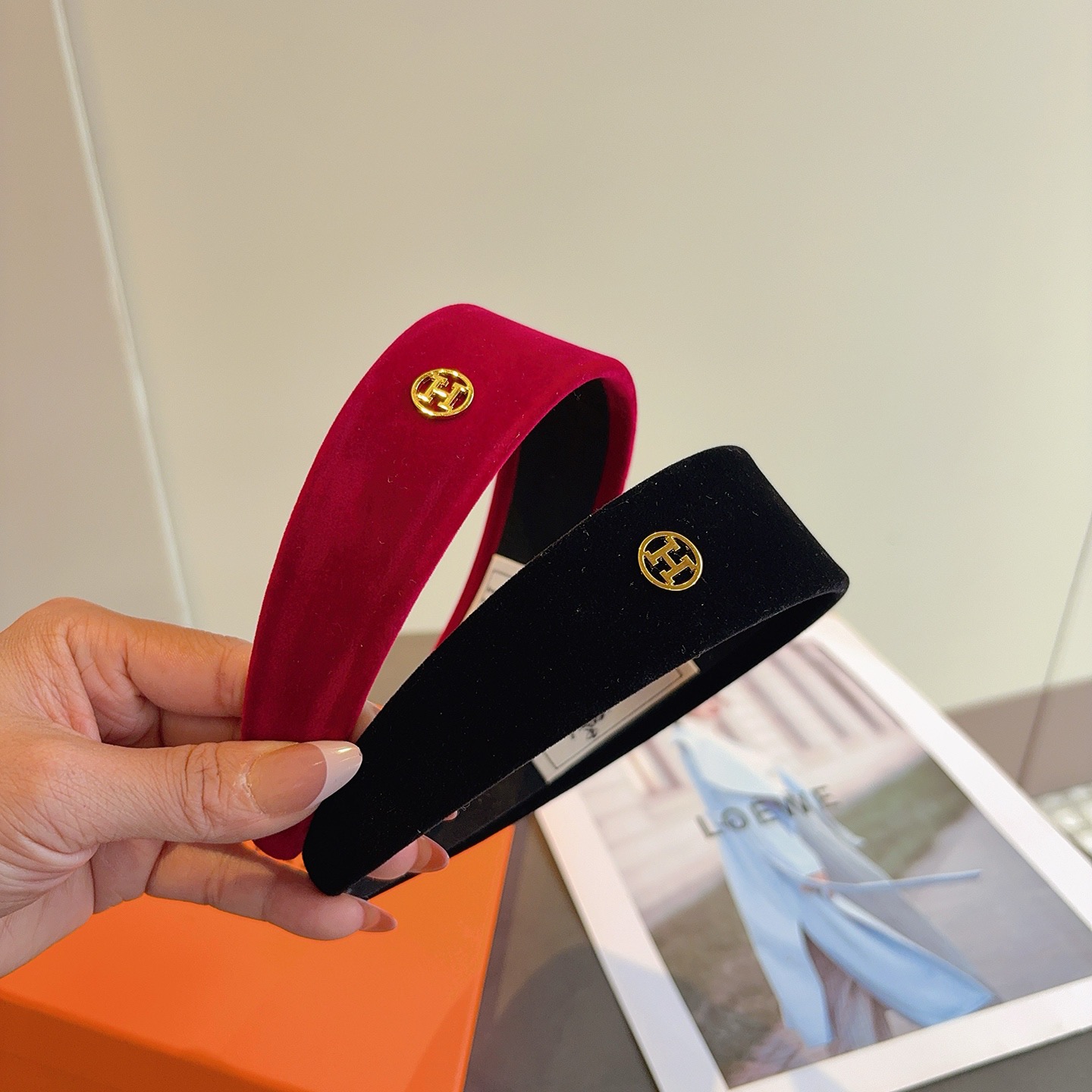 NO:813731,Comes with packaging Hermes new fall and winter flocked customized headbands, imported fabrics, export orders, special fabrics are very high-quality!  hairpins,hairpins,hermes,hermes,hairpins19860909配包装 Hermes（爱马仕） 秋冬新品植绒定制款发箍,进口面料, 出口订单、特制面料非常显质感！发夹,发夹,hermes,hermes,hairpins,accessory