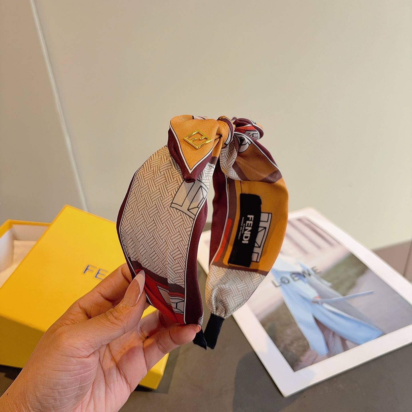 NO:813722,Comes with packaging FENDI Fendi's hot new bow letter headband, retro headband, simple and versatile, a must-have for trendy women, super classy!  hairpins,hairpins,fendi,fendi,hairpins19860909配包装 FENDI 芬迪 火爆新款蝴蝶结字母发箍,复古头箍,简约百搭,潮女必备品,超级的高大上！发夹,发夹,fendi,fendi,hairpins,accessory
