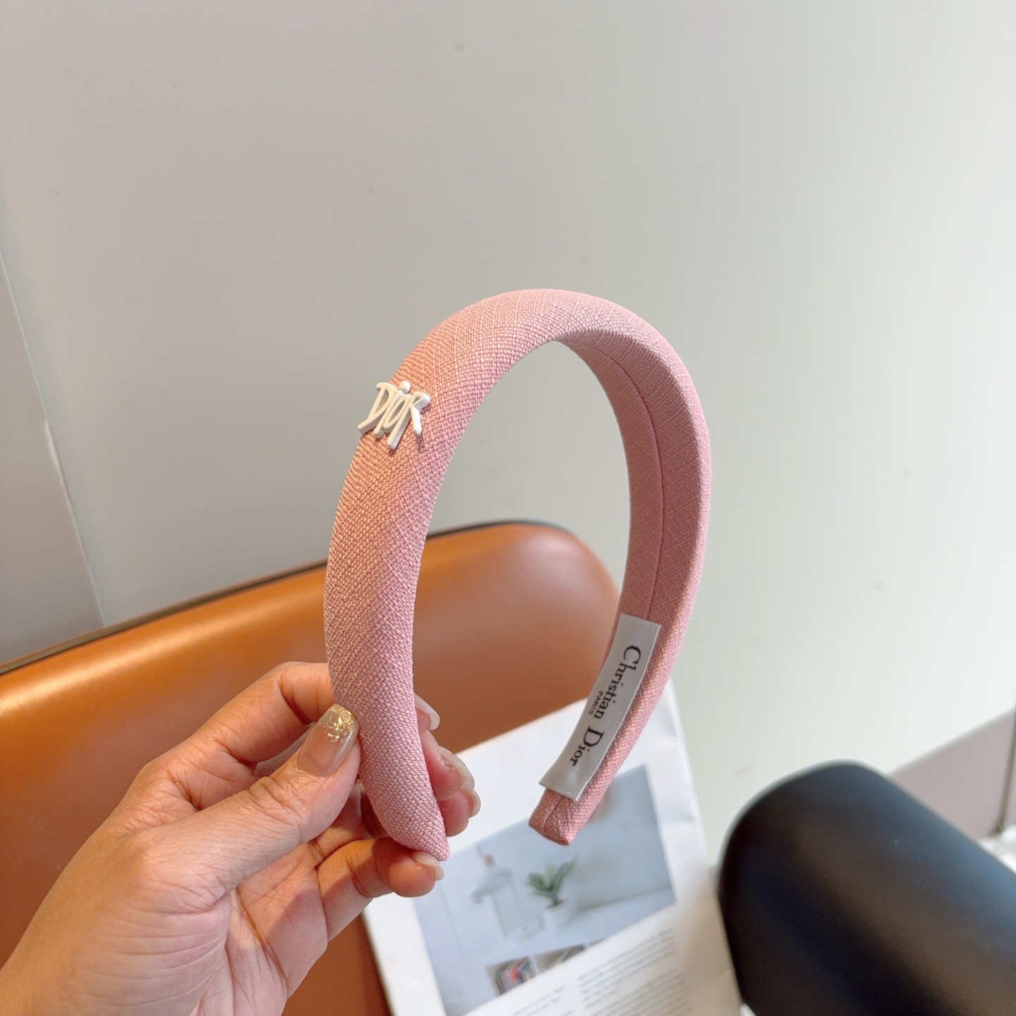 NO:813724,Comes with packaging Dior (Dior) new wide-brimmed high-end big-brand headband, Internet celebrity hot anti-slip headband, let your charm bloom. Fresh and ladylike style makes fashion easier. Hairpins, hairpins, dior, dior, hairpins19860909配包装 Dior（迪奥） 新款宽边高级感大牌发箍, 网红爆款防滑头箍、让你的魅力绽放 清新淑女范让时尚更简单.发夹,发夹,dior,dior,hairpins,accessory