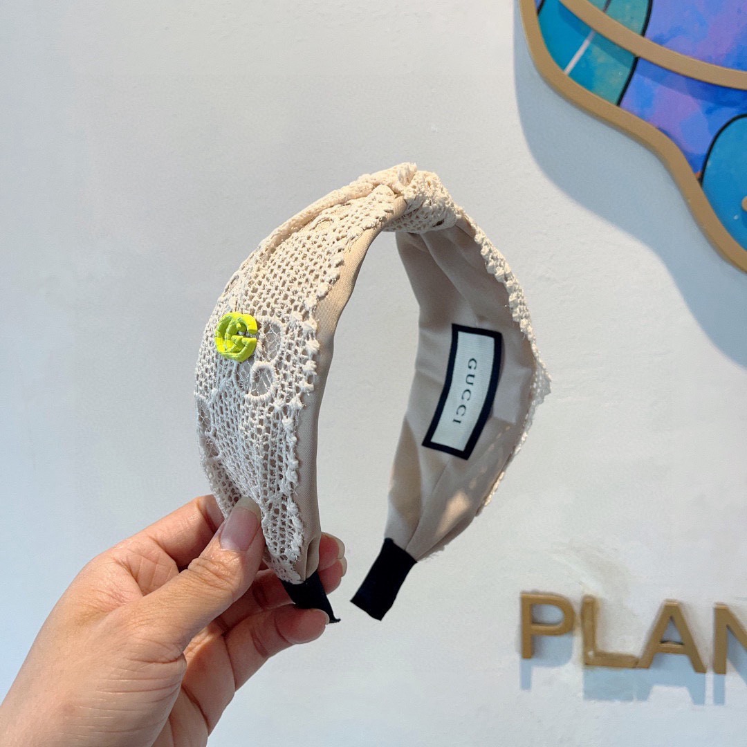 NO:813725,Comes with packaging Gucci Internet celebrity classic new lace fabric headband, a must-have headband for goddesses, very versatile, fashionable and trendy!  hairpins,hairpins,gucci,hairpins19860909配包装 Gucci古奇 网红经典新款花边布艺发箍,女神必备单品头箍,非常百搭,时尚潮流款！发夹,发夹,gucci,hairpins,accessory