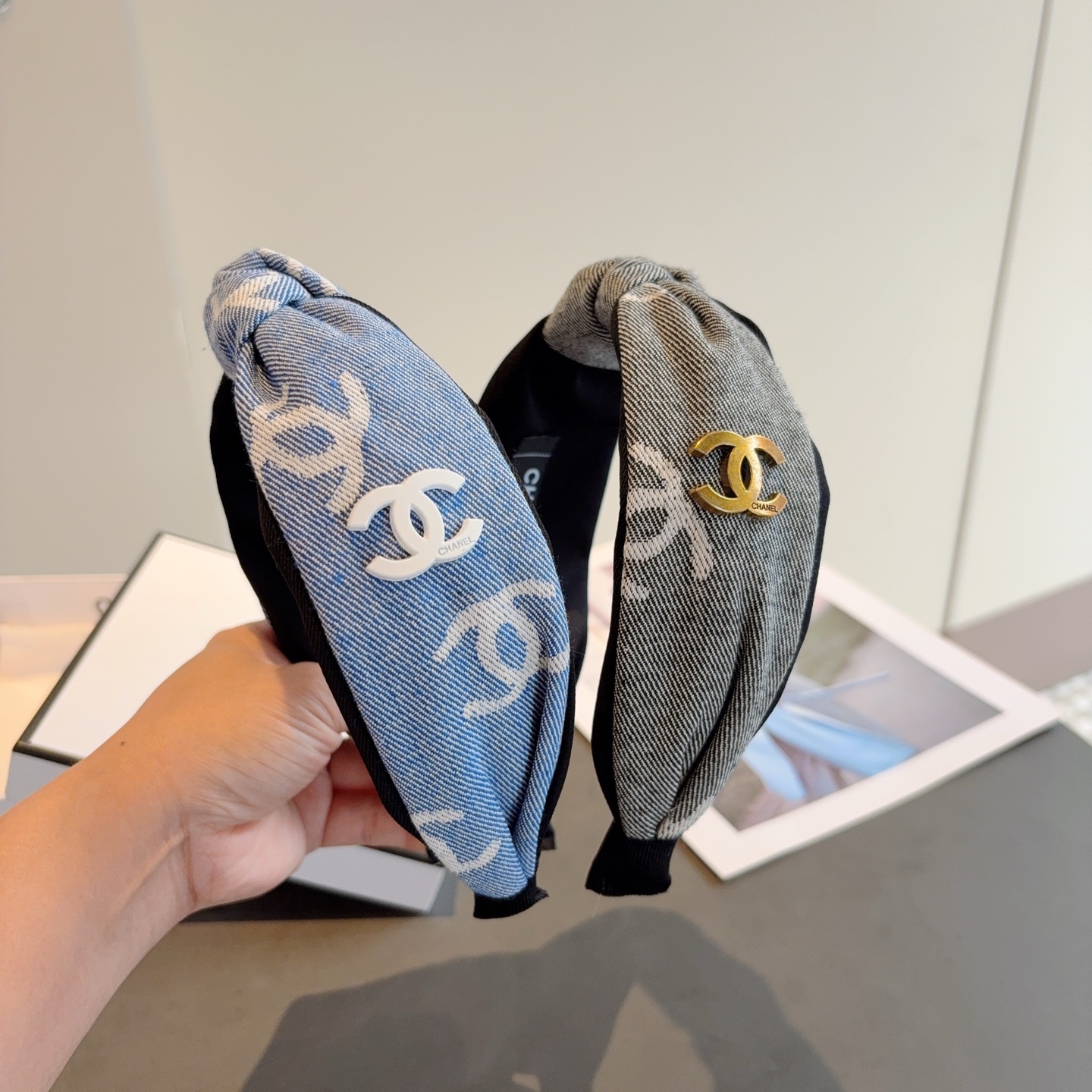 NO:813728,Comes with packaging CHANEL (Chanel) latest small fragrance style headband, fragrance headband, retro headband, recommended by Internet celebrities. Super exquisite, fashionable and versatile!  hairpins,hairpins,chanel,chanel,hairpins19860909配包装 CHANEL（香奈儿）最新款小香风发箍,香奶奶头箍,复古头箍,网红爆款推荐 超精致,时尚百搭！发夹,发夹,chanel,chanel,hairpins,accessory
