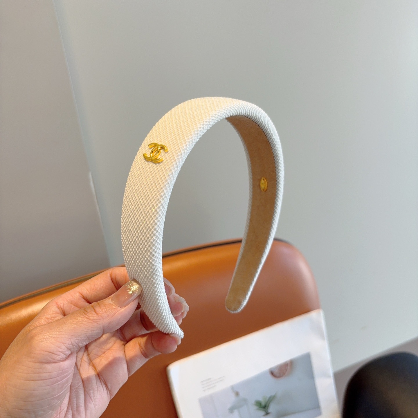 NO:813730,Comes with packaging CHANEL (Chanel) new small fragrant headband, retro headband, recommended by Internet celebrities, with high-end materials, super exquisite, fashionable and versatile. Hairpins, hairpins, chanel, chanel, hairpins19860909配包装 CHANEL（香奈儿）新款小香发箍,复古头箍,网红爆款推荐 搭配高端材质,超精致,时尚百搭.发夹,发夹,chanel,chanel,hairpins,accessory