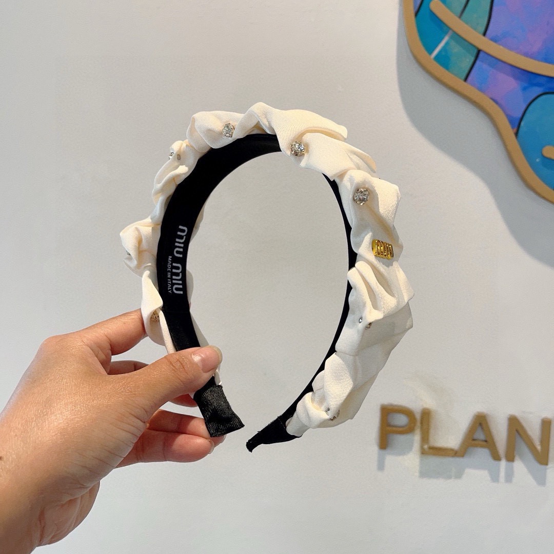NO:813717,Comes with packaging miumiu new Korean style satin pleated letter headband, all details are shot real!  The special rhinestone fabric is very textured, classic and timeless. Hairpins, hairpins, miumiu, hairpins19860909配包装 miumiu 缪缪 新款韩版缎面褶皱字母发箍,细节全部实拍！水钻特制面料非常显质感、经典而又永不过时发夹,发夹,miumiu,hairpins,accessory