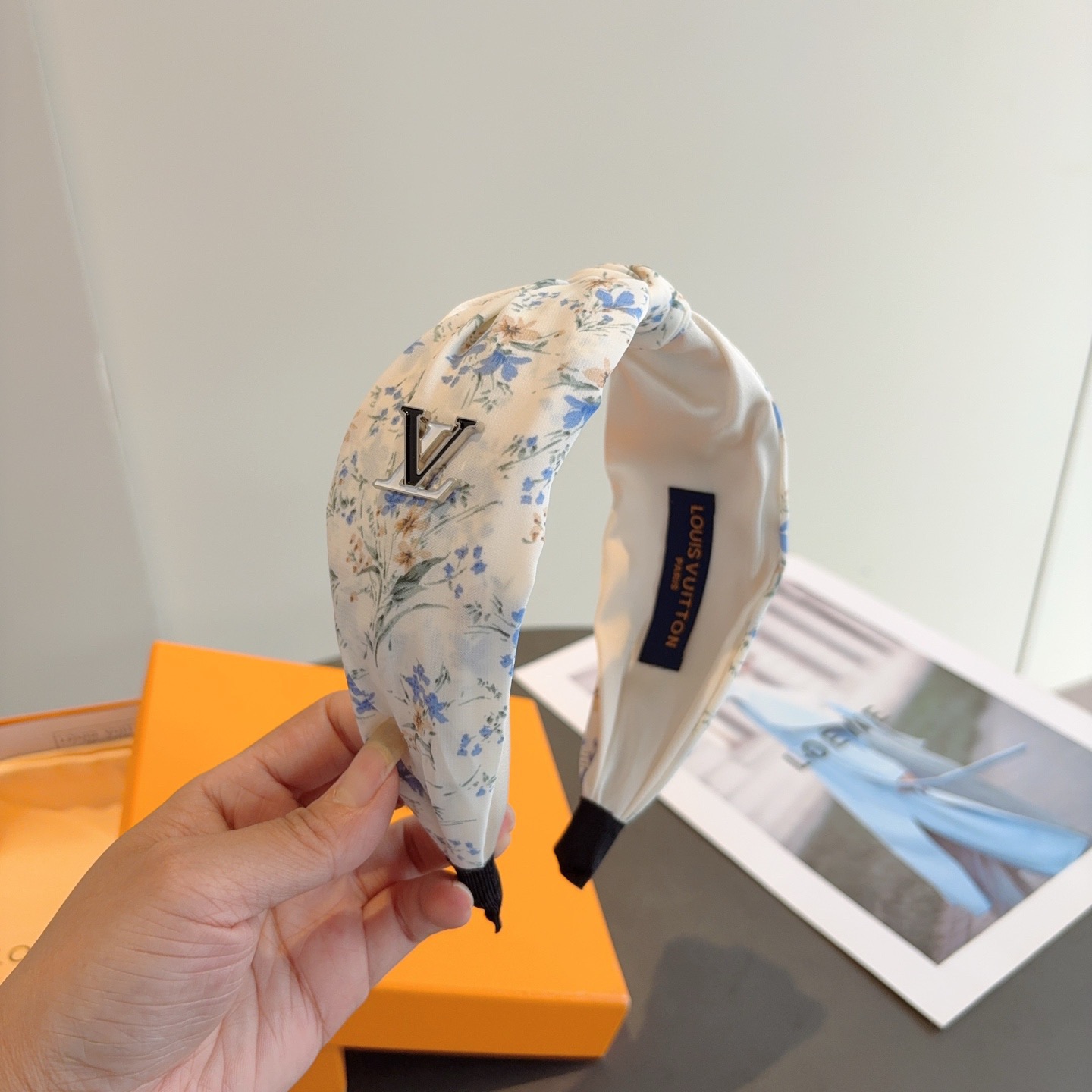 NO:770112,Comes with packaging LV Louis Vuitton's new center-knot headband, fashionable and versatile wide-brimmed headband, the latest model from the counter is fashionable and versatile, a must-have for goddesses!  hairpins,hairpins,louis vuitton,louis vuitton,hairpins19860909配包装 LV 路易威登 新款中间结发箍,时尚百搭宽边头箍,专柜最新款来袭时尚百搭,女神必入 ！发夹,发夹,louis vuitton,louis vuitton,hairpins,accessory