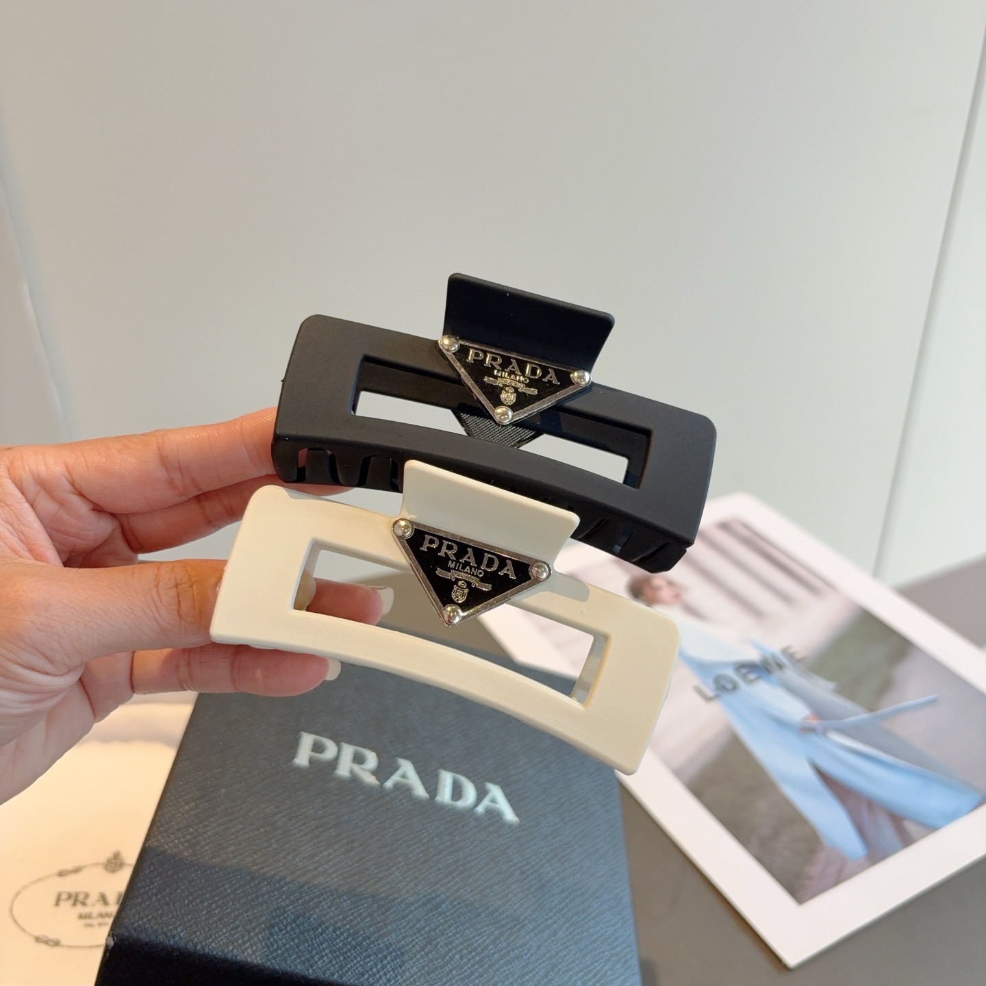NO:770117,Comes with packaging PRADA (Prada) new trendy clip, the same style as the Internet celebrity, a must-have item for goddesses, very versatile, fashionable hair clip, wearing it will make you look classy. Hair clip, hair clip, prada, prada, hairpins19860909配包装 PRADA（普拉达） 新款潮流抓夹,网红同款 女神必备单品,非常百搭,时尚发夹, 戴上它满满的高大上.发夹,发夹,prada,prada,hairpins,accessory