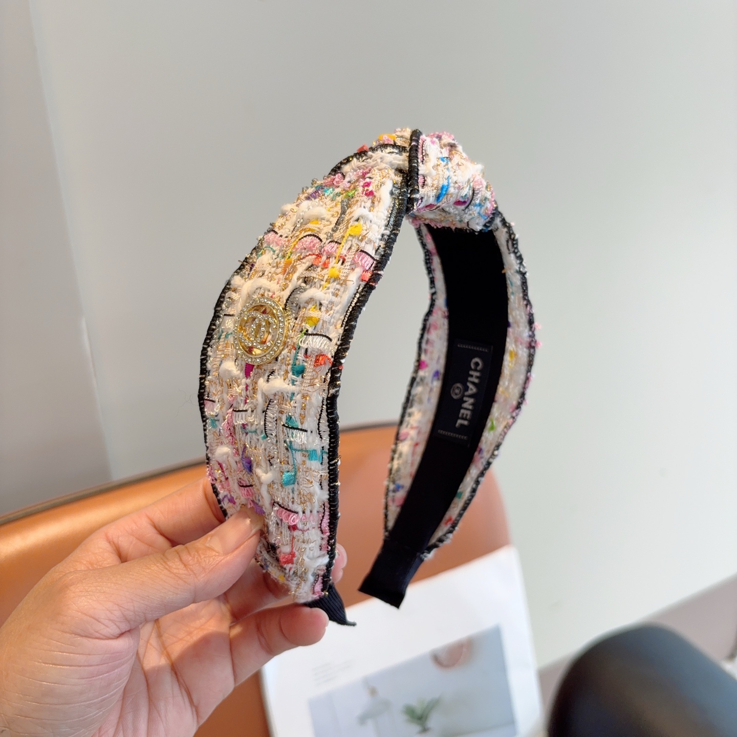 NO:770133,Comes with packaging CHANEL (Chanel) latest small fragrance style headband, fragrance headband, retro headband, recommended by Internet celebrities. Super exquisite, fashionable and versatile!  hairpins,hairpins,chanel,chanel,hairpins19860909配包装 CHANEL（香奈儿）最新款小香风发箍,香奶奶头箍,复古头箍,网红爆款推荐 超精致,时尚百搭！发夹,发夹,chanel,chanel,hairpins,accessory