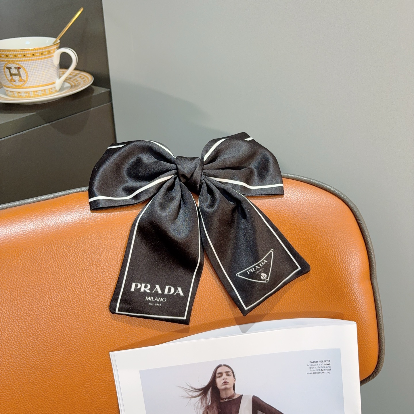NO:770128,Comes with packaging PRADA (Prada) star-style bow hairpin, slingshot clip, internet celebrity recommended style, classic bow headwear, super versatile!  Recommendations on the blackboard will make you look like a famous brand in seconds!  hairpins,hairpins,prada,prada,hairpins19860909配包装 PRADA（普拉达）明星同款蝴蝶结发夹 弹弓夹 网红推荐款 经典蝴蝶结头饰,超级百搭哦！敲黑板推荐,让你秒变大牌范儿！发夹,发夹,prada,prada,hairpins,accessory