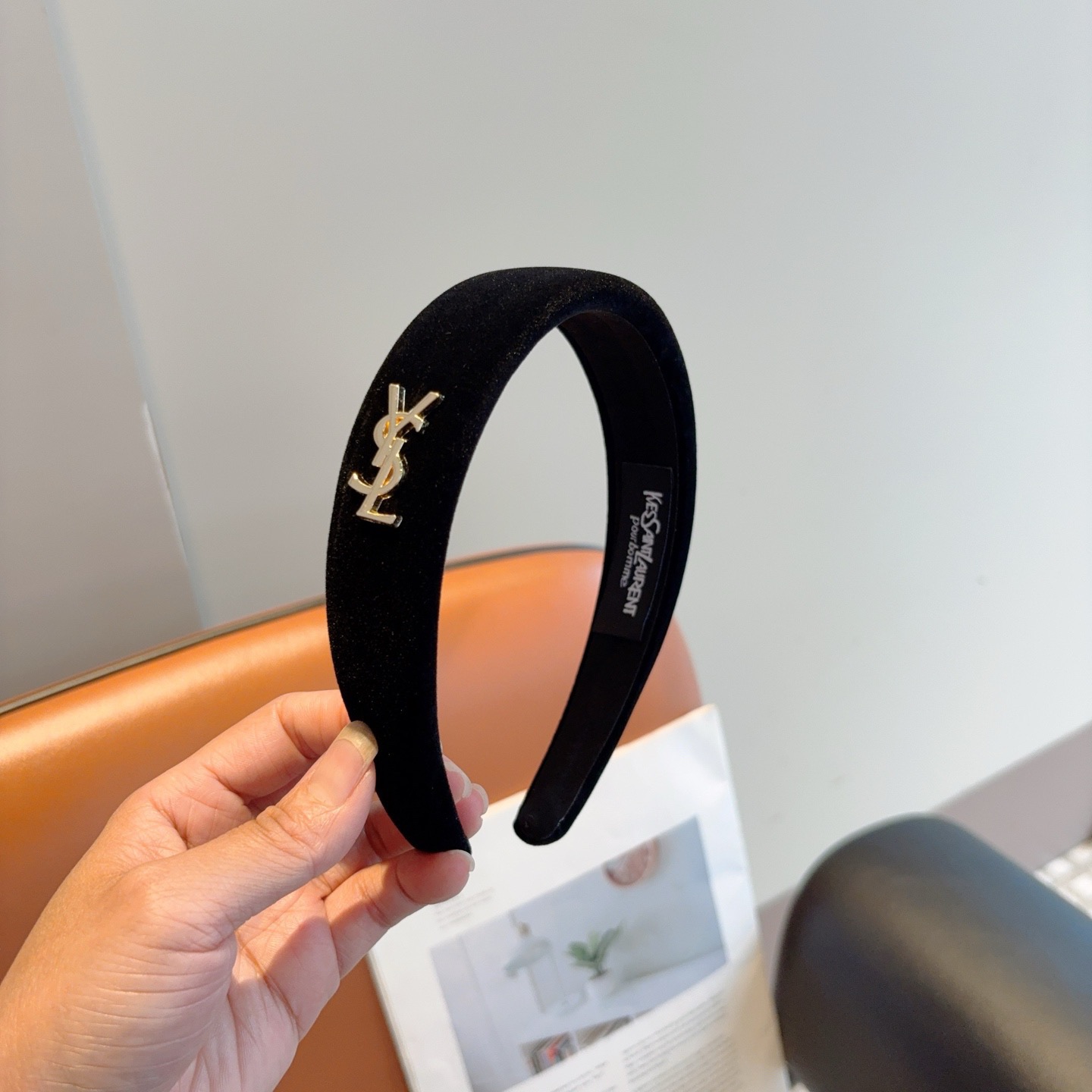 NO:770153,Comes with packaging Yves Saint Laurent's new Korean style flocked sponge headband, the original single headband is simple and versatile, a must-have for trendy women, super classy!  hairpins,hairpins,saint laurent,hairpins19860909配包装 圣罗兰 新款韩版植绒海绵发箍,原单头箍简约百搭,潮女必备品,超级的高大上！发夹,发夹,saint laurent,hairpins,accessory