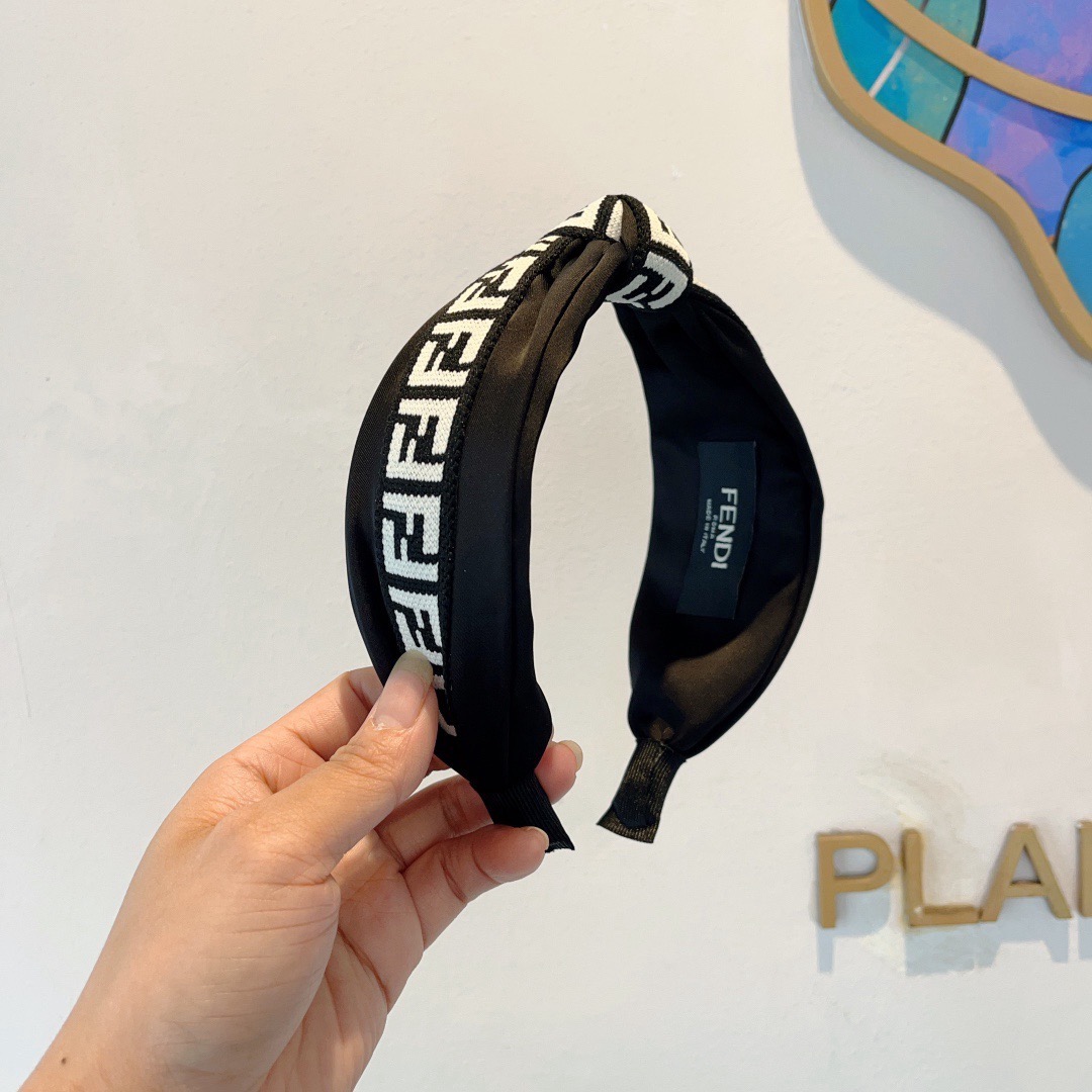 NO:770161,Comes with packaging FENDI Fendi's hot new double F headband, wide version of the original single headband, simple and versatile, a must-have for trendy women, super classy!  hairpins,hairpins,fendi,fendi,hairpins19860909配包装 FENDI 芬迪 火爆新款双F发箍,宽版原单头箍, 简约百搭,潮女必备品,超级的高大上！发夹,发夹,fendi,fendi,hairpins,accessory