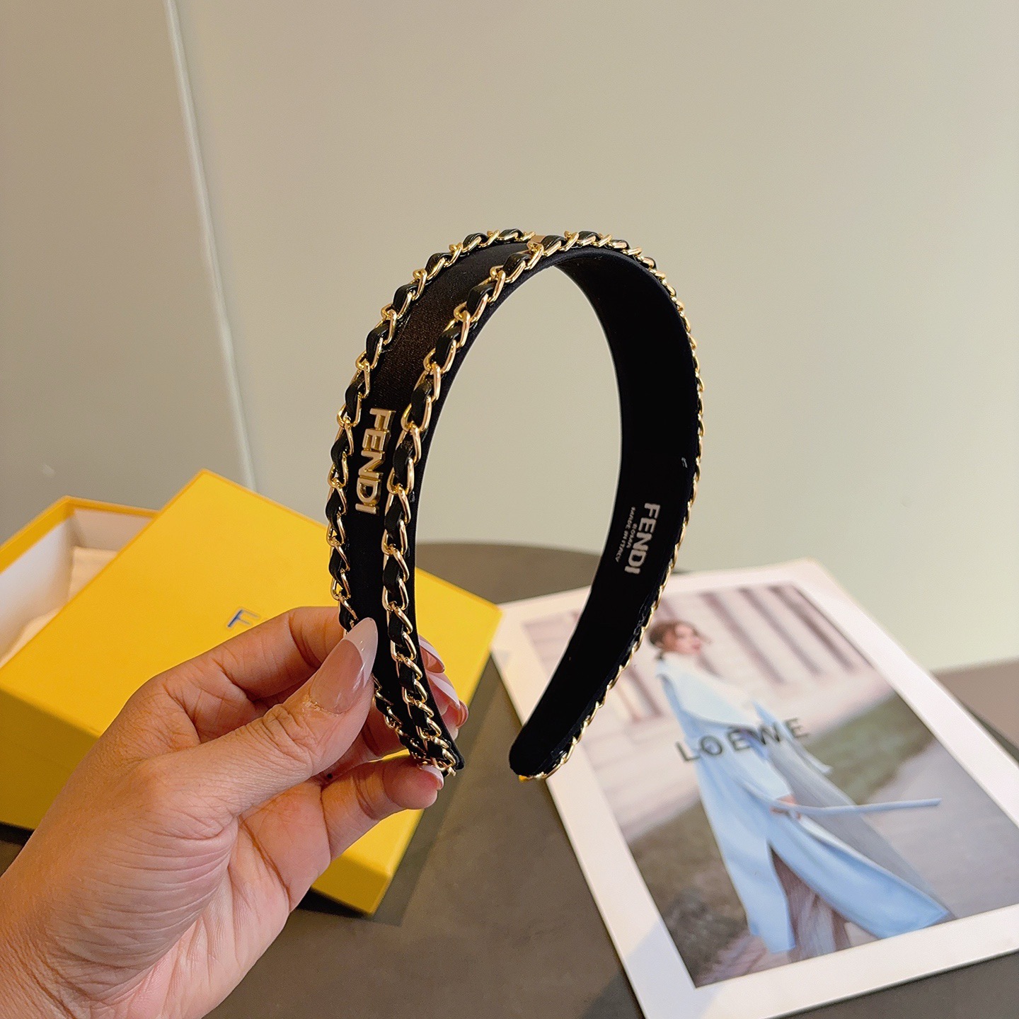 NO:770168,Comes with packaging FENDI Fendi's new chain headband, wide version of the original item, simple and versatile, a must-have for trendy women, super classy!  hairpins,hairpins,fendi,fendi,hairpins19860909配包装 FENDI 芬迪新款链条发箍,宽版原单货, 简约百搭,潮女必备品,超级的高大上！发夹,发夹,fendi,fendi,hairpins,accessory