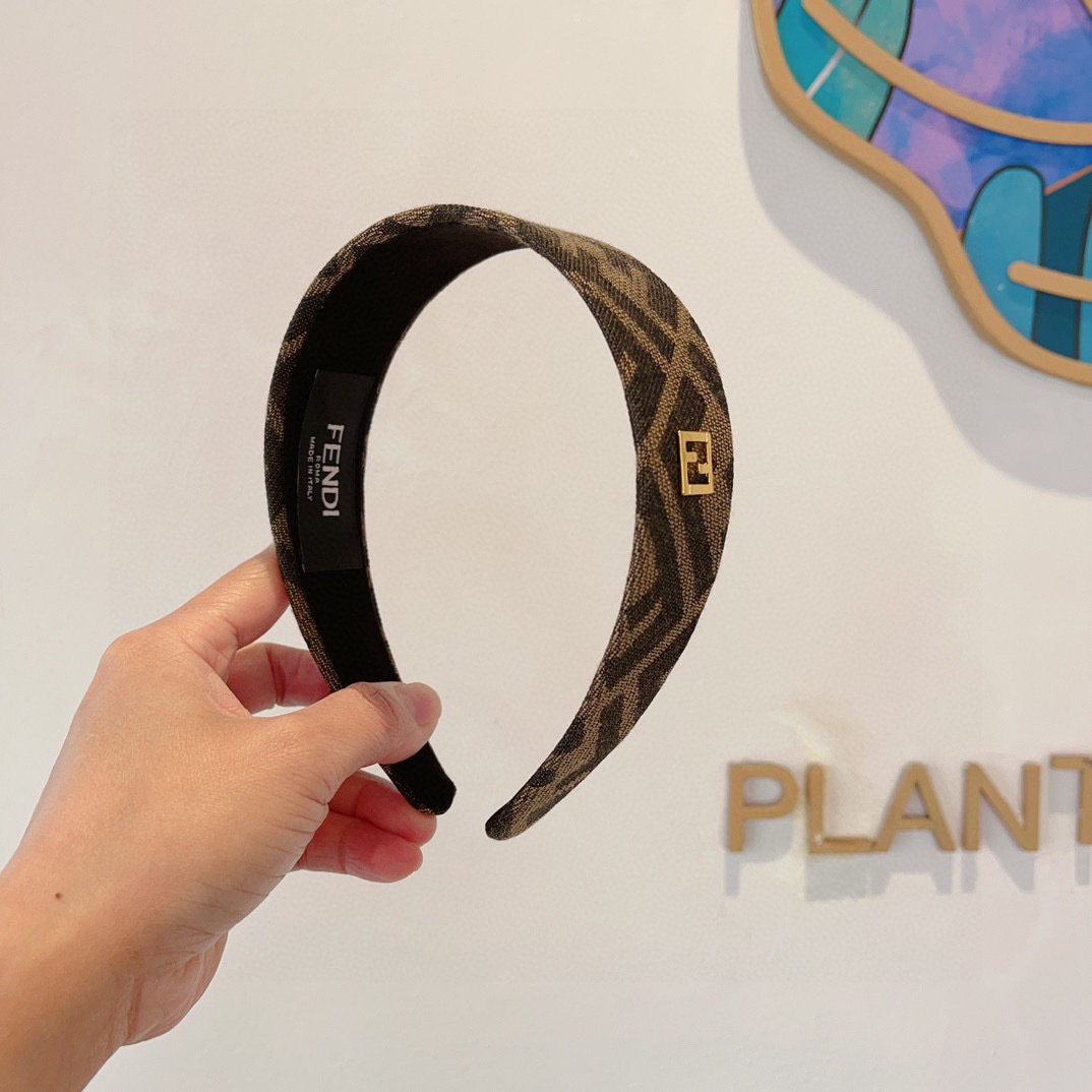 NO:770200,Comes with packaging FENDI Fendi's hot new headband, retro headband, simple and versatile, a must-have for fashionable women, super classy!  hairpins,hairpins,fendi,fendi,hairpins19860909配包装 FENDI 芬迪 火爆新款发箍,复古头箍,简约百搭,潮女必备品,超级的高大上！发夹,发夹,fendi,fendi,hairpins,accessory
