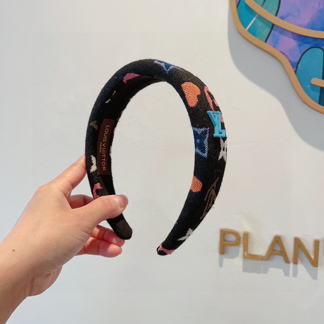 NO:770221,Comes with packaging LV Louis Vuitton graffiti hot new headband, fashionable and cute wide-brimmed headband, the latest arrival at the counter, fashionable and versatile, a must-have for goddesses!  hairpins,hairpins,louis vuitton,louis vuitton,hairpins19860909配包装 LV 路易威登 涂鸦火爆新款发箍,时尚可爱宽边头箍,专柜最新款来袭时尚百搭,女神必入 ！发夹,发夹,louis vuitton,louis vuitton,hairpins,accessory