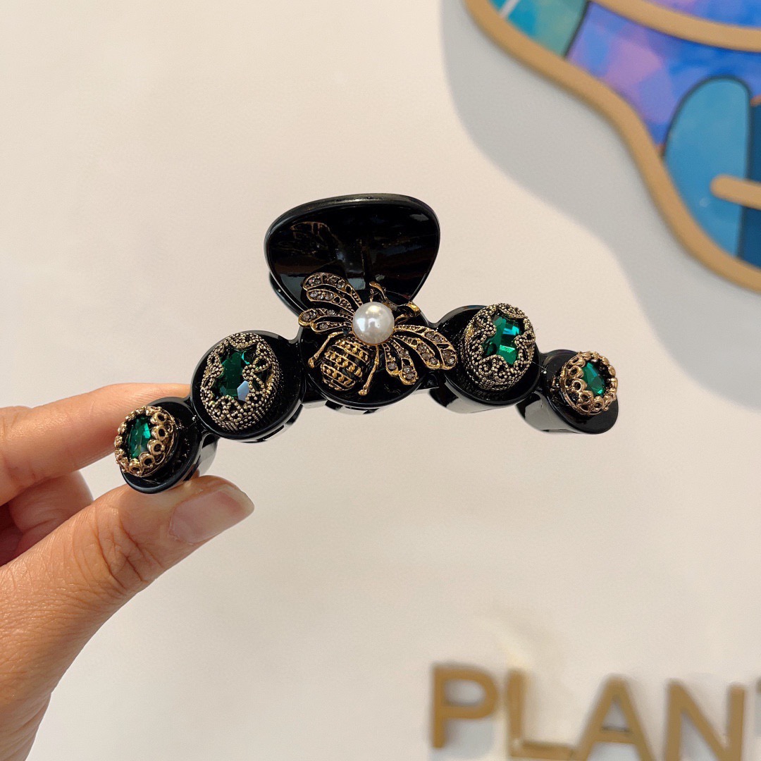 NO:770226,Comes with packaging Gucci (Gucci) new counter hair clip, classic sweet princess style big brand high-end gripper clip. Super exquisite, it will be popular if you repost it!  Internet celebrity hot style!  hairpins,hairpins,gucci,hairpins19860909配包装 Gucci（古奇） 专柜新款发夹,经典甜美公主风 大牌高级感抓夹.超精致,转图必爆哈！网红爆款！发夹,发夹,gucci,hairpins,accessory