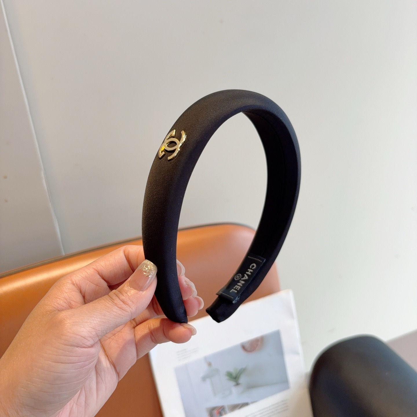 NO:770258,Comes with packaging CHANEL (Chanel) new small fragrant satin headband, fragrant granny headband, retro headband, recommended by Internet celebrities. Super exquisite, fashionable and versatile!  hairpins,hairpins,chanel,chanel,hairpins19860909配包装 CHANEL（香奈儿）新款小香缎面发箍,香奶奶头箍,复古头箍,网红爆款推荐 超精致,时尚百搭！发夹,发夹,chanel,chanel,hairpins,accessory
