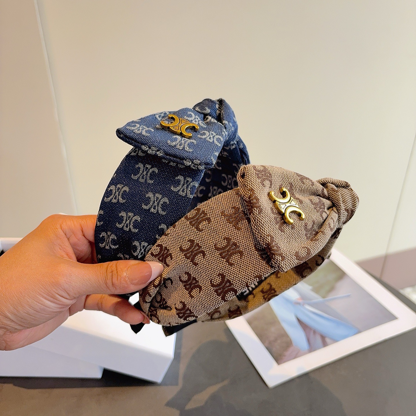 NO:770273,Comes with packaging CELINE (Celine) new internet celebrity bow headband, comfortable and stress-free to wear, a must-have for styling!  Fashionable and versatile hair accessories for going out!  hairpins,hairpins,celine,celine,hairpins19860909配包装 CELINE（赛琳）新品网红同款蝴蝶结发箍,佩戴舒适无压力,造型搭配必备！时尚外出百搭款发饰！发夹,发夹,celine,celine,hairpins,accessory