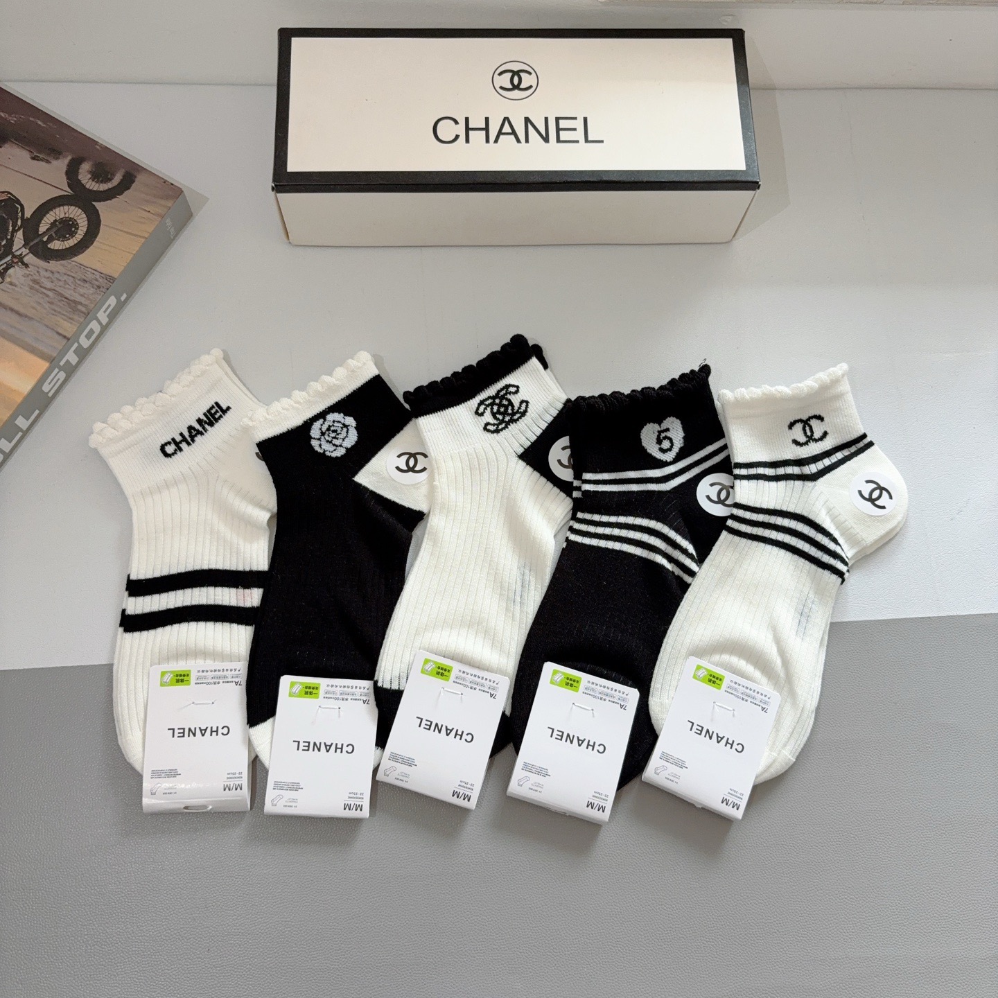 NO:766113,Comes with packaging (5 pairs in a box) CHANEL Chanel classic socks, high version, pure cotton material, soft, instant sale of ordinary goods in the market, classic double C pattern logo, counters synchronized with big-name socks on the street, a must-have for fashionistas, super easy to match socks, stockings, socks, chanel, chanel, socks19860909配包装（一盒5双） CHANEL 香奈儿经典袜子高版本纯棉材质柔软,秒杀市场普通货,经典的双C图案logo,专柜同步袜子大牌出街,潮人必备,超好搭袜子,丝袜,袜子,chanel,chanel,socks,accessory