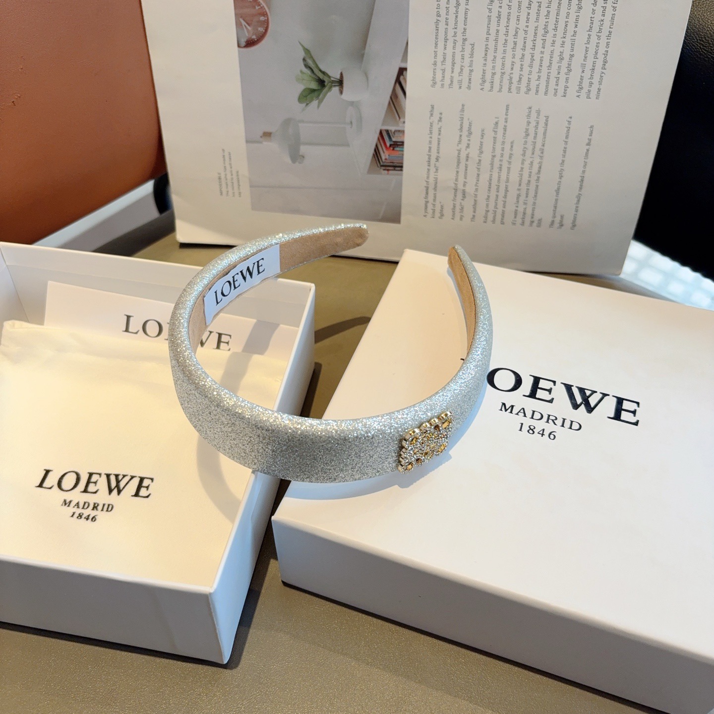 配包装 LOEWE（罗意威）新款海绵发箍💕特供面料头箍、尖端网红最新款来袭 ！ 让你的魅力绽放 清新淑女范让时尚更简单！