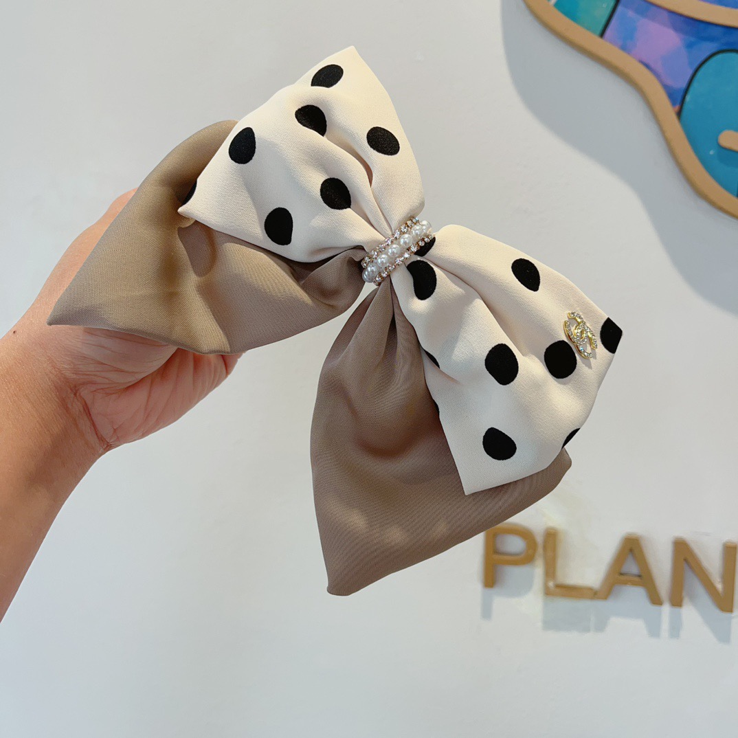 配包装 CHANEL （香奈儿）明星同款蝴蝶结发夹 弹弓夹 网红推荐款♥ 经典蝴蝶结头饰，超级百搭哦！敲黑板推荐，让你秒