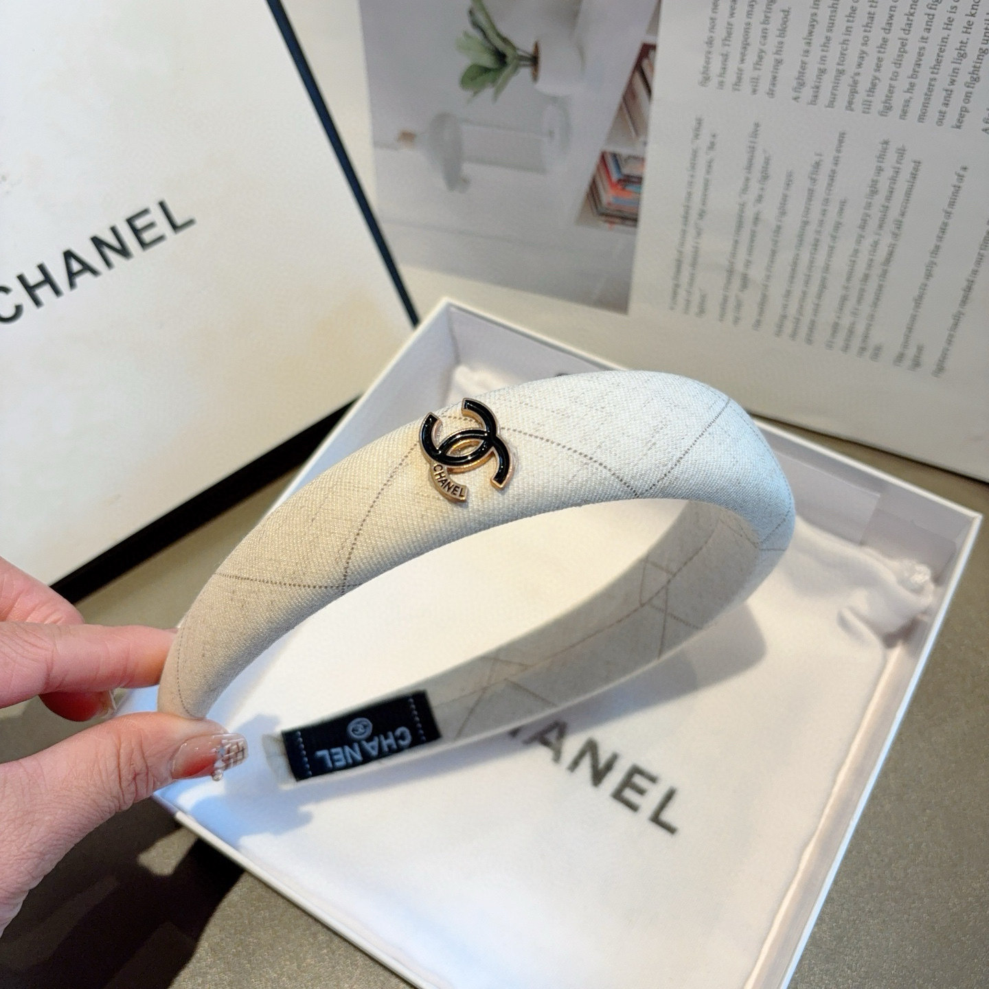 配包装 CHANEL（香奈儿）最新款小香发箍，新品巨显脸小头箍，网红爆款推荐 搭配高端双Ｃlogo ，超精致时尚百搭！