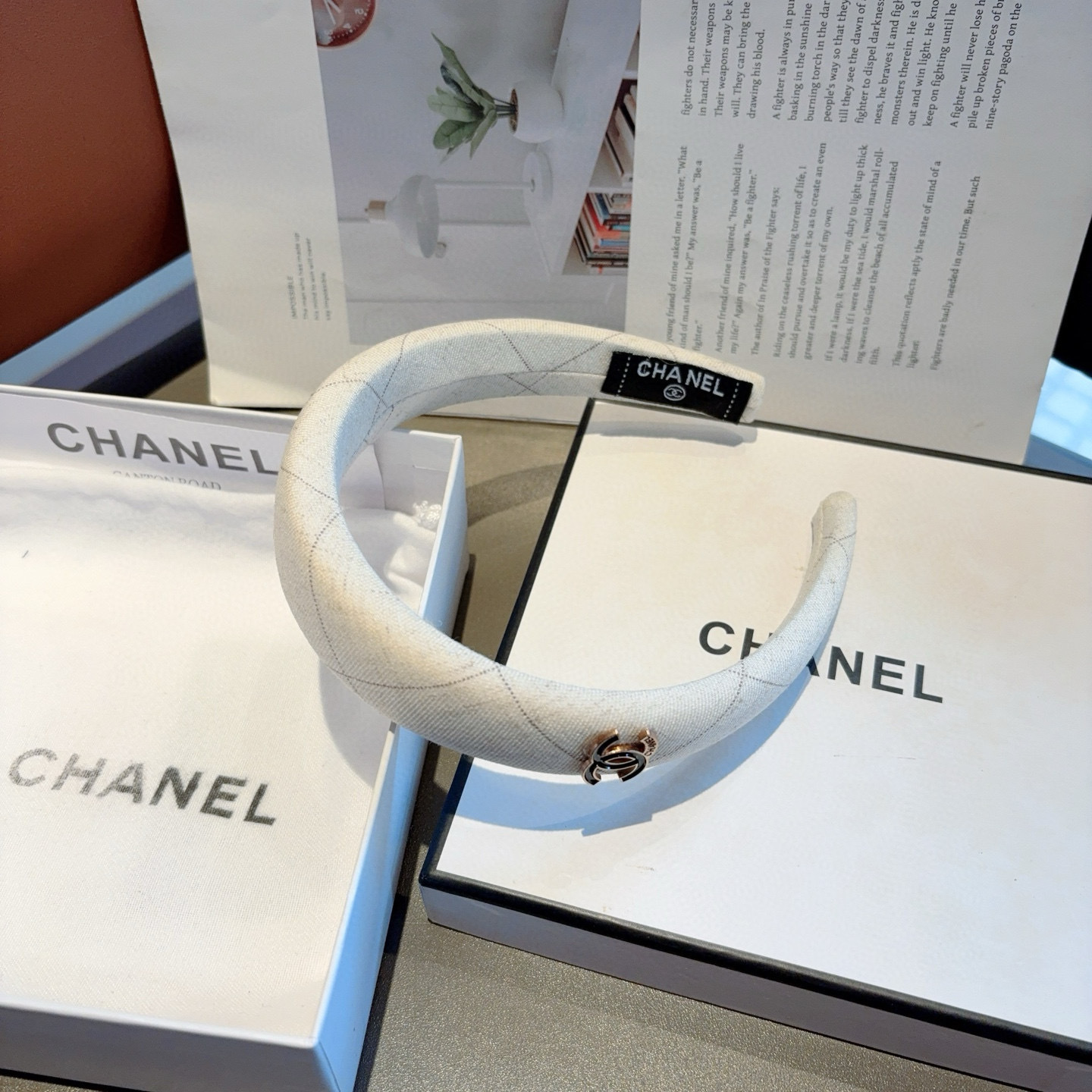 配包装 CHANEL（香奈儿）最新款小香发箍，新品巨显脸小头箍，网红爆款推荐 搭配高端双Ｃlogo ，超精致时尚百搭！