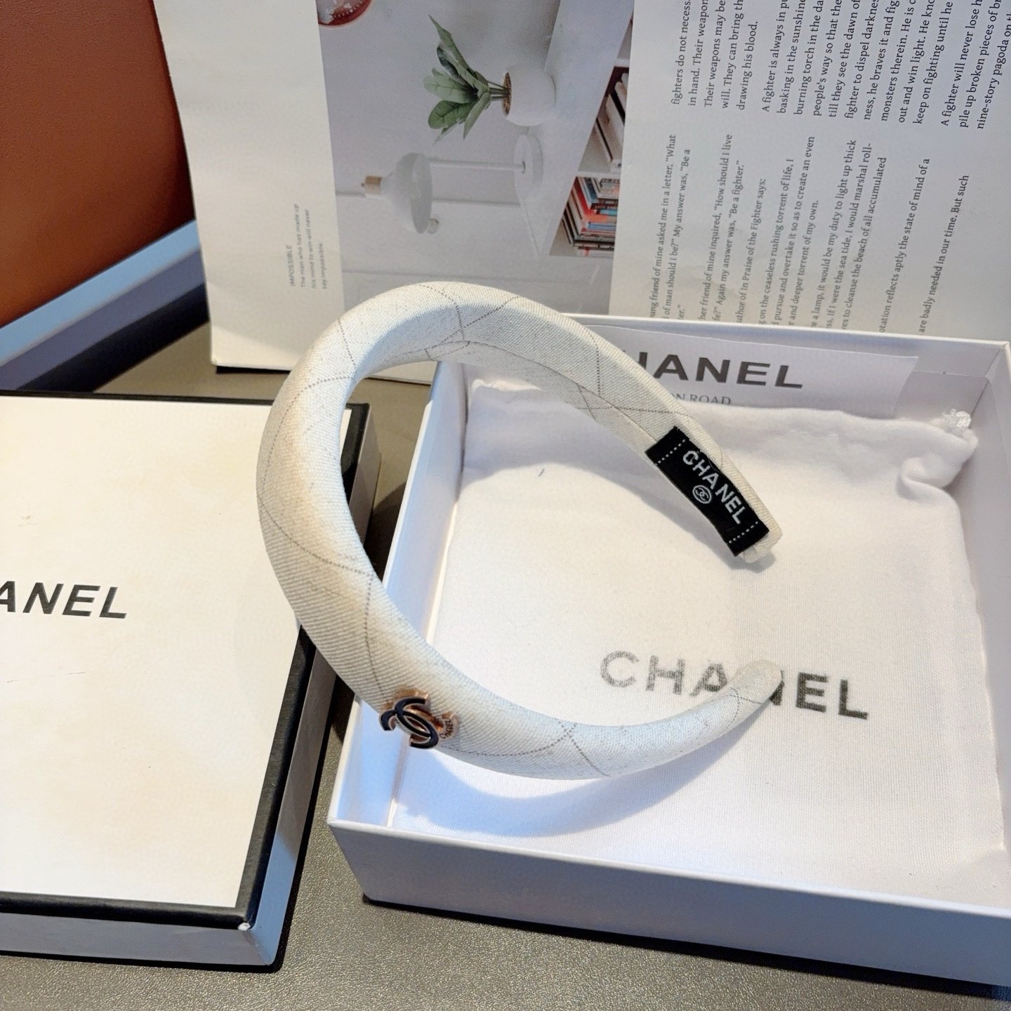 配包装 CHANEL（香奈儿）最新款小香发箍，新品巨显脸小头箍，网红爆款推荐 搭配高端双Ｃlogo ，超精致时尚百搭！
