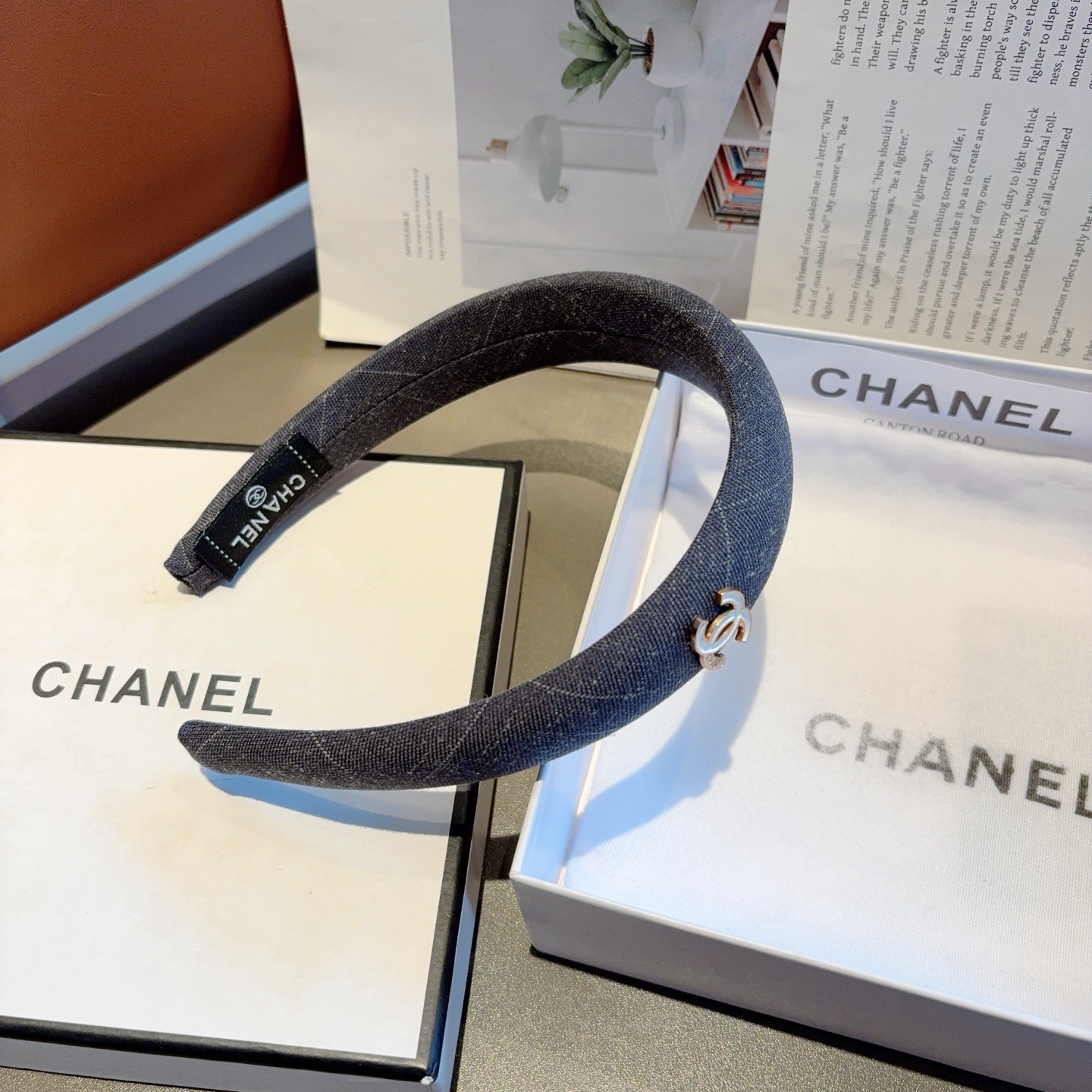 配包装 CHANEL（香奈儿）最新款小香发箍，新品巨显脸小头箍，网红爆款推荐 搭配高端双Ｃlogo ，超精致时尚百搭！