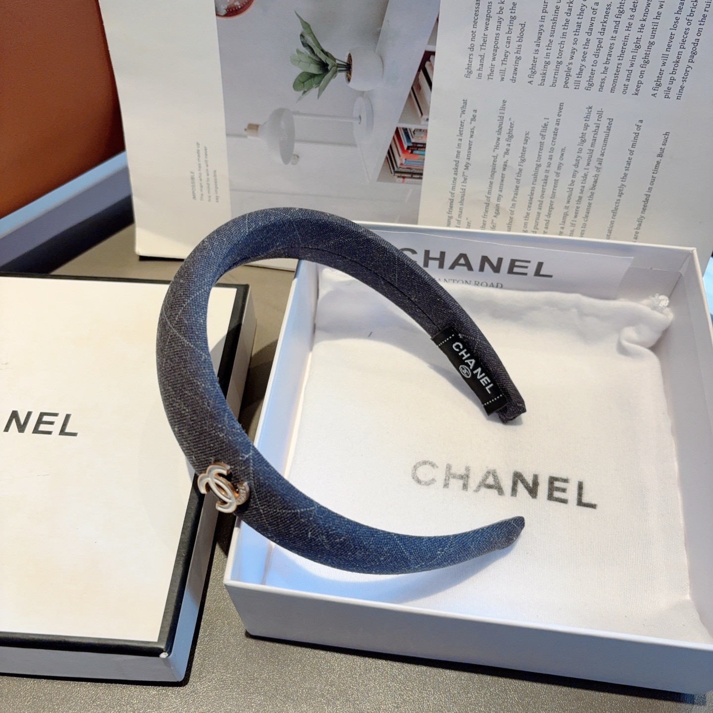 配包装 CHANEL（香奈儿）最新款小香发箍，新品巨显脸小头箍，网红爆款推荐 搭配高端双Ｃlogo ，超精致时尚百搭！