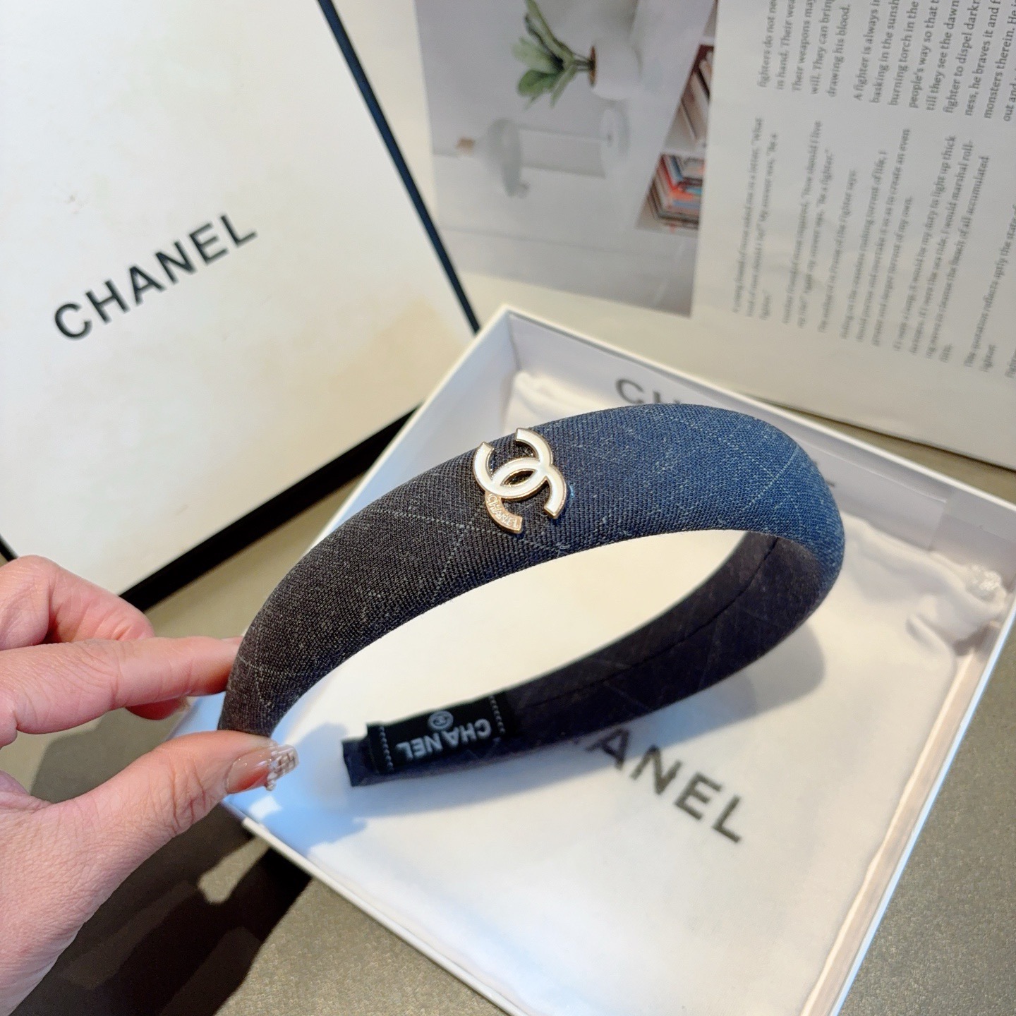 配包装 CHANEL（香奈儿）最新款小香发箍，新品巨显脸小头箍，网红爆款推荐 搭配高端双Ｃlogo ，超精致时尚百搭！