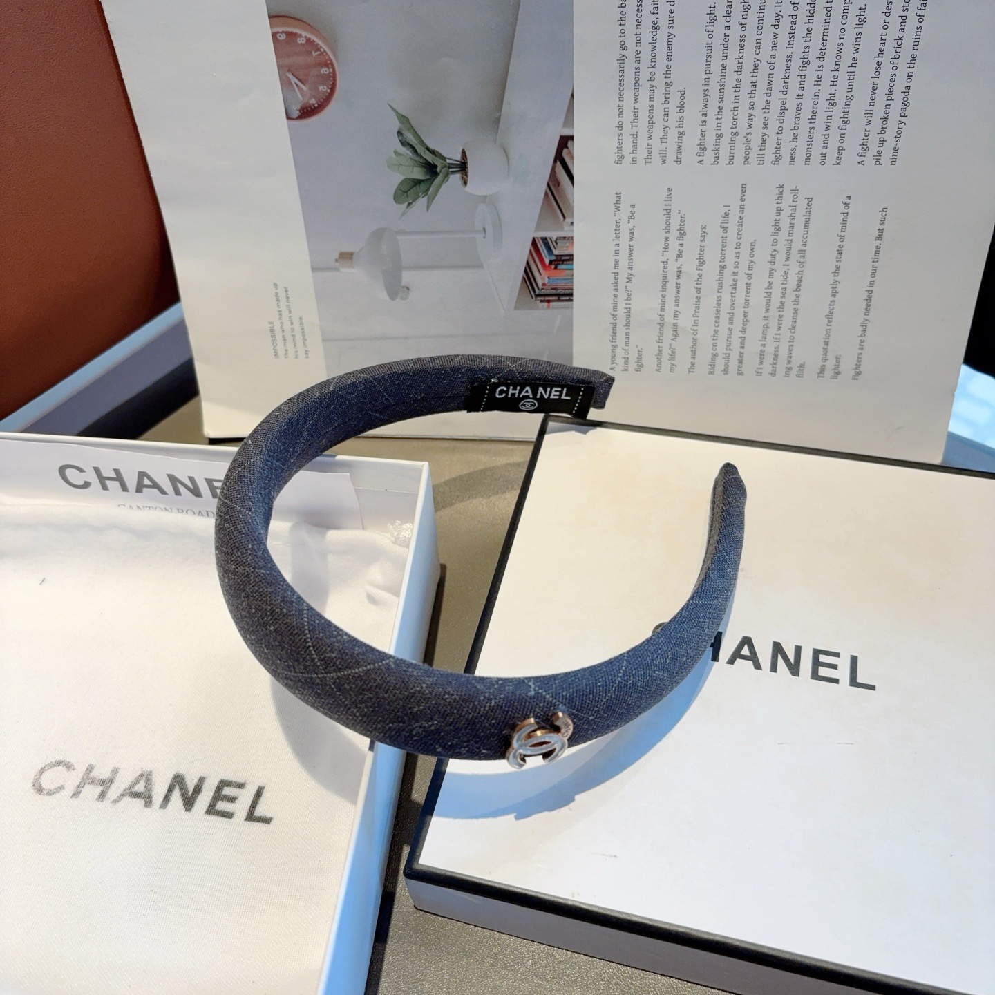 配包装 CHANEL（香奈儿）最新款小香发箍，新品巨显脸小头箍，网红爆款推荐 搭配高端双Ｃlogo ，超精致时尚百搭！