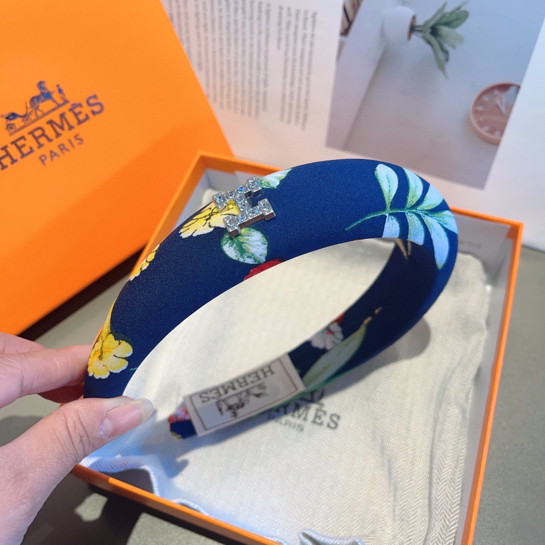 配包装 Hermes（爱马仕）  火爆定制款涂鸦发箍，网红同款  进口面料， 出口订单、细节全部实拍！特制面料非常显质感