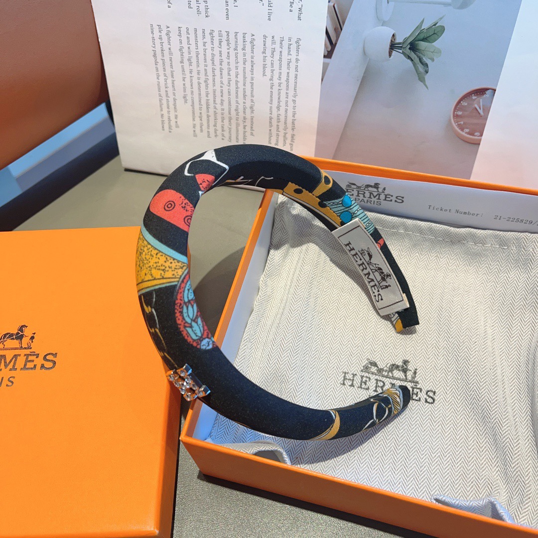 配包装 Hermes（爱马仕）  火爆定制款涂鸦发箍，网红同款  进口面料， 出口订单、细节全部实拍！特制面料非常显质感