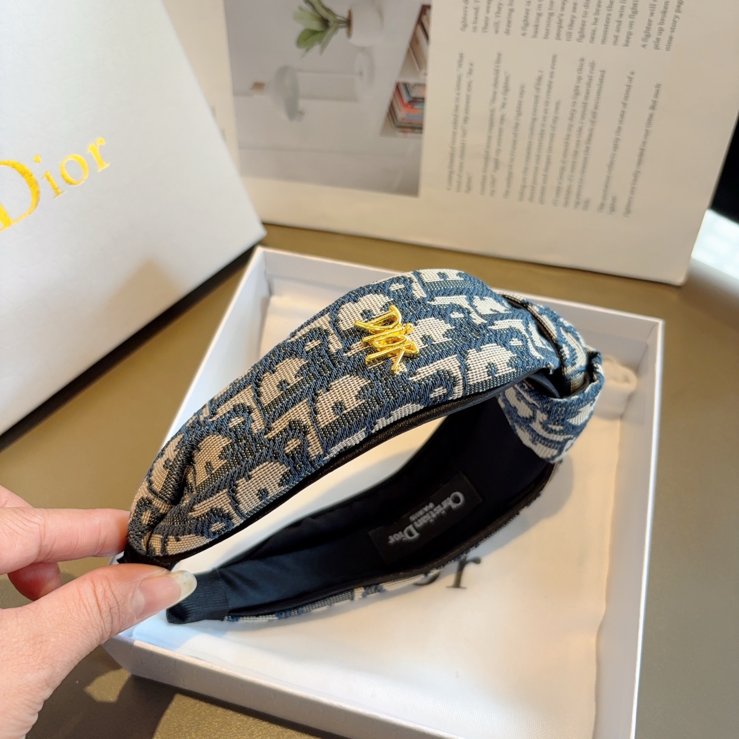 配包装 Dior（迪奥） 经典新款中间结宽版发箍,专柜原单货，让你的魅力绽放 清新淑女范让时尚更简单。