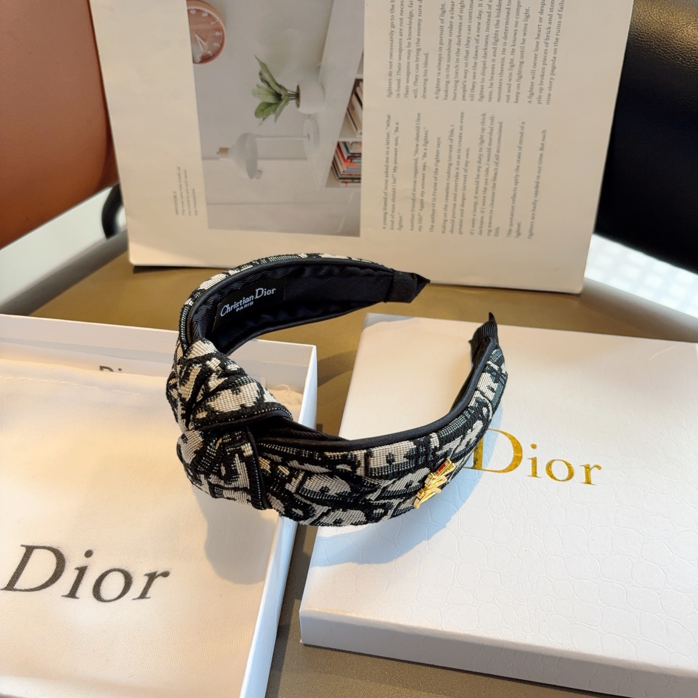 配包装 Dior（迪奥） 经典新款中间结宽版发箍,专柜原单货，让你的魅力绽放 清新淑女范让时尚更简单。