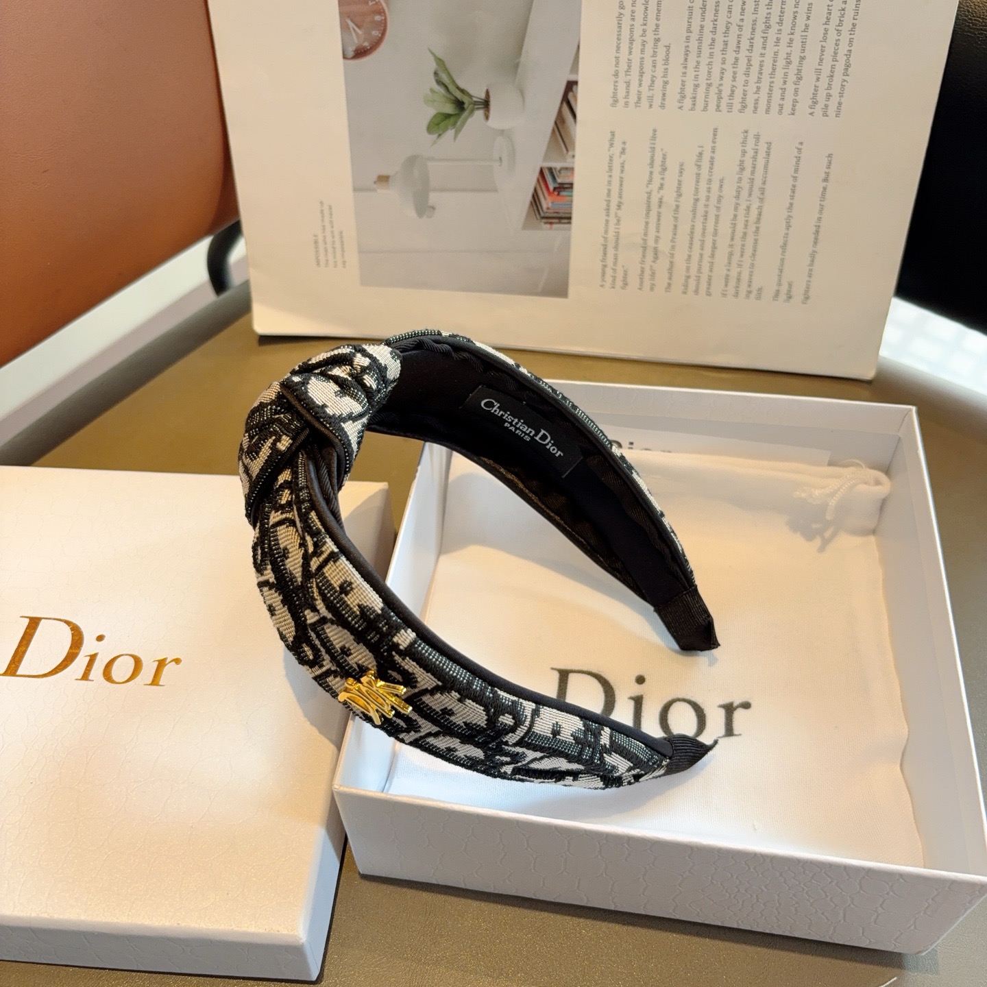 配包装 Dior（迪奥） 经典新款中间结宽版发箍,专柜原单货，让你的魅力绽放 清新淑女范让时尚更简单。