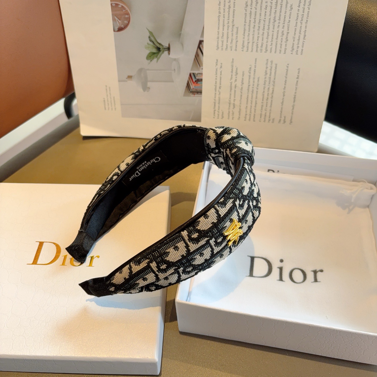 配包装 Dior（迪奥） 经典新款中间结宽版发箍,专柜原单货，让你的魅力绽放 清新淑女范让时尚更简单。