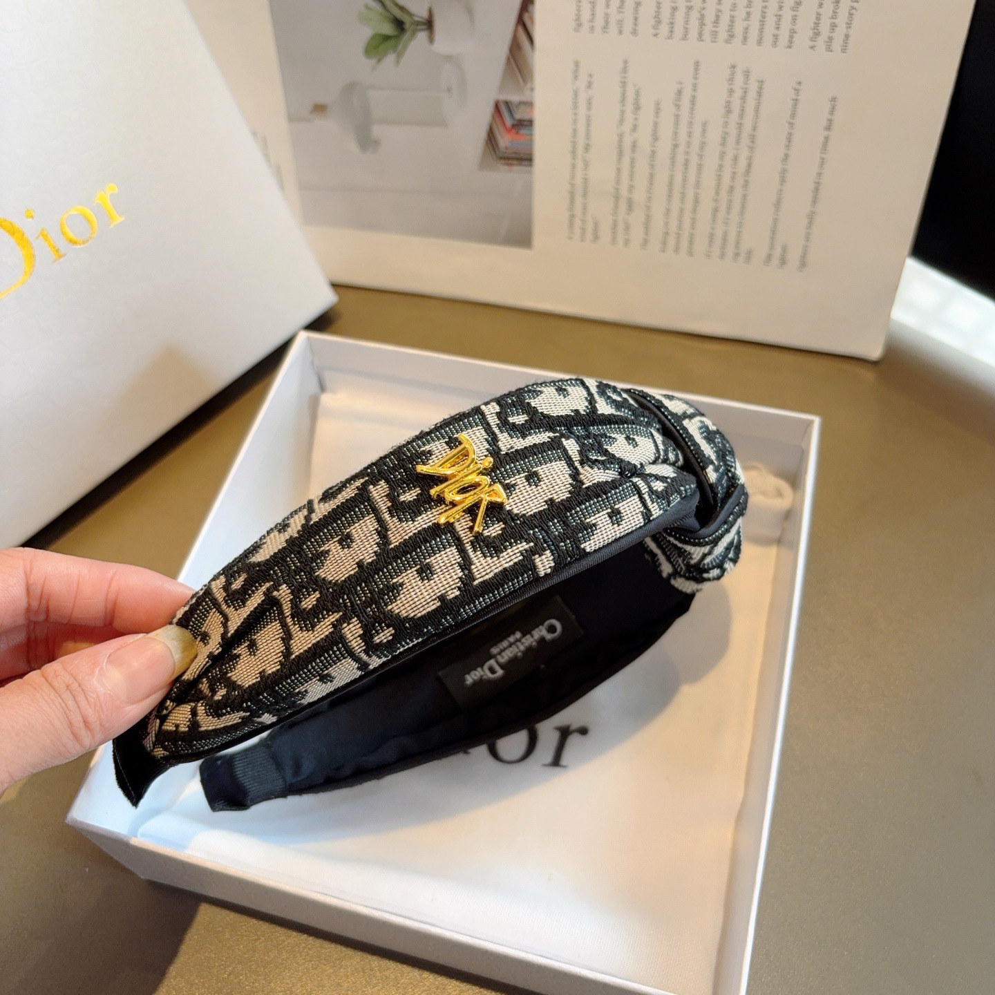 配包装 Dior（迪奥） 经典新款中间结宽版发箍,专柜原单货，让你的魅力绽放 清新淑女范让时尚更简单。