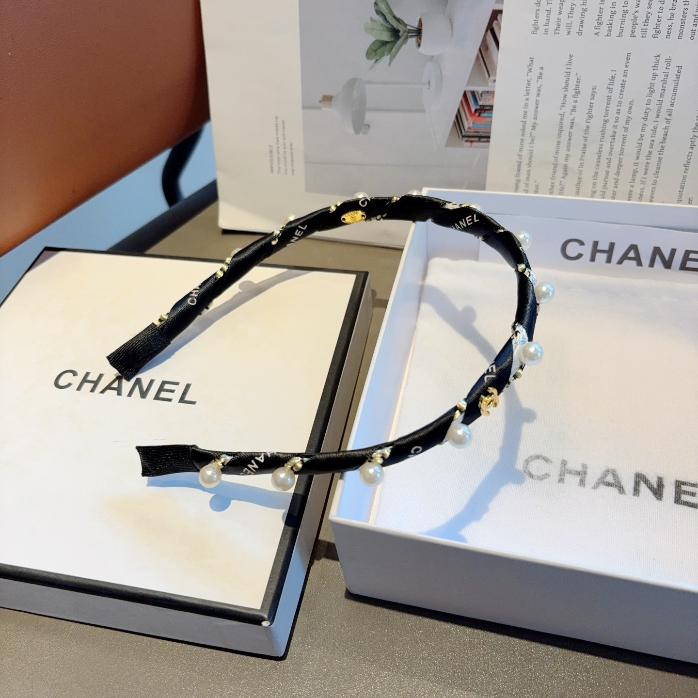 配包装 CHANEL（香奈儿）新款小香发箍，新品甜美珍珠头箍，网红爆款推荐 搭配高端双Ｃlogo ，超精致时尚百搭！