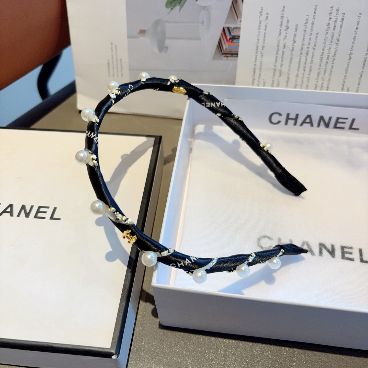 配包装 CHANEL（香奈儿）新款小香发箍，新品甜美珍珠头箍，网红爆款推荐 搭配高端双Ｃlogo ，超精致时尚百搭！
