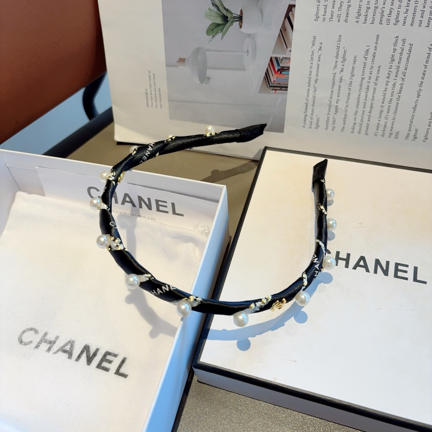 配包装 CHANEL（香奈儿）新款小香发箍，新品甜美珍珠头箍，网红爆款推荐 搭配高端双Ｃlogo ，超精致时尚百搭！