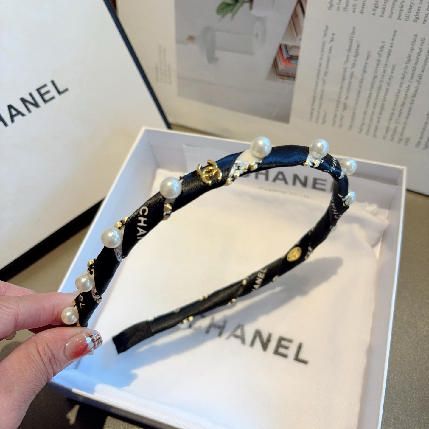 配包装 CHANEL（香奈儿）新款小香发箍，新品甜美珍珠头箍，网红爆款推荐 搭配高端双Ｃlogo ，超精致时尚百搭！