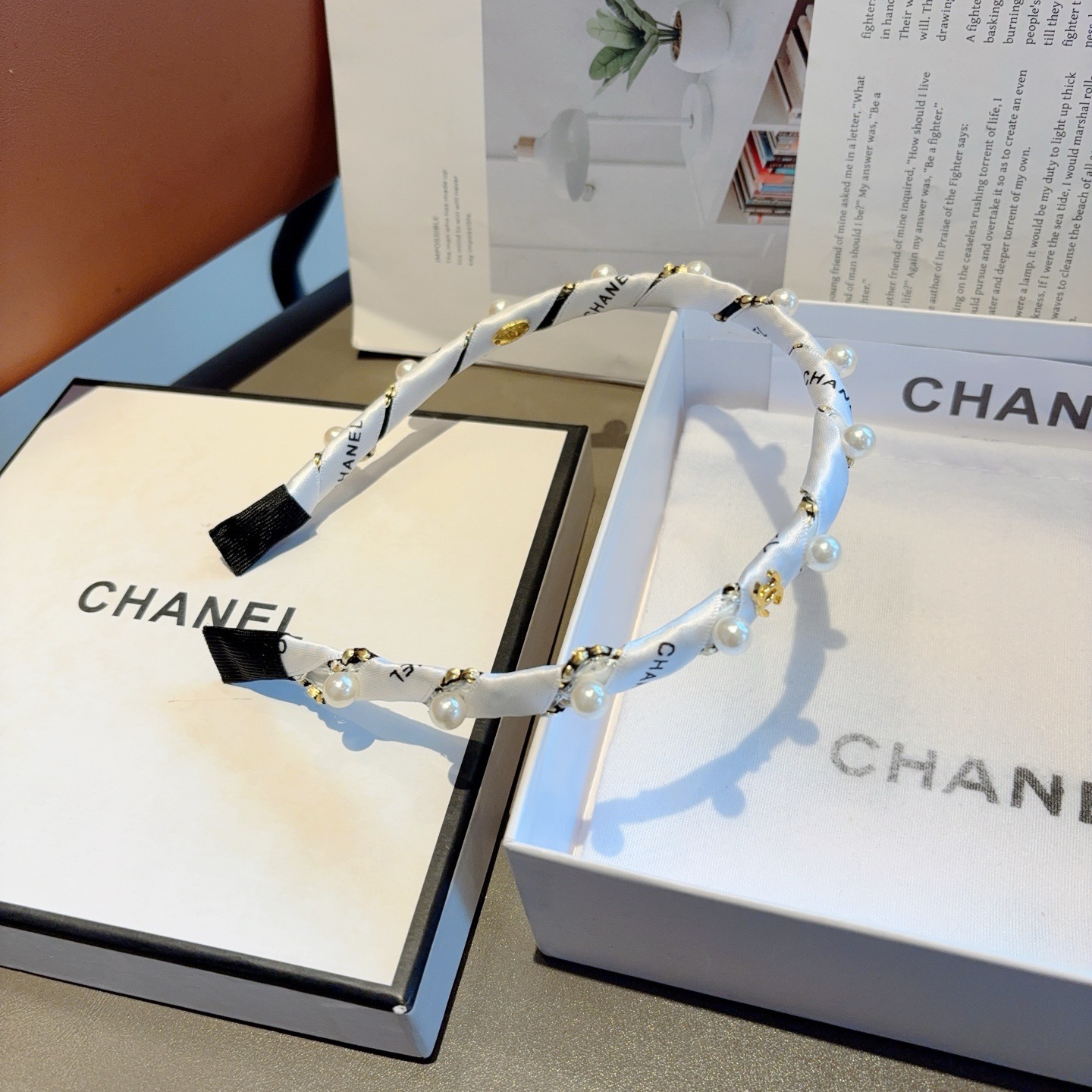 配包装 CHANEL（香奈儿）新款小香发箍，新品甜美珍珠头箍，网红爆款推荐 搭配高端双Ｃlogo ，超精致时尚百搭！