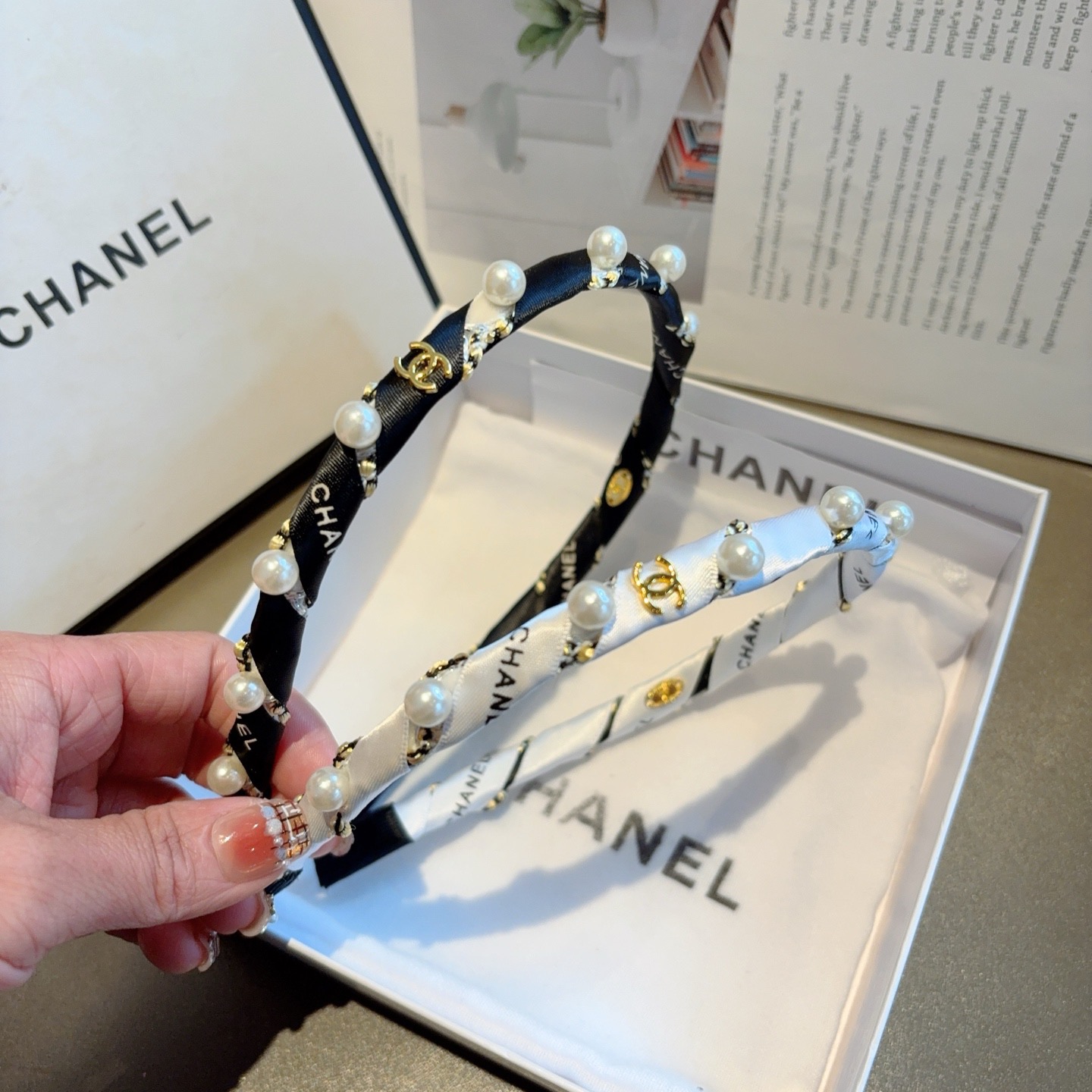 配包装 CHANEL（香奈儿）新款小香发箍，新品甜美珍珠头箍，网红爆款推荐 搭配高端双Ｃlogo ，超精致时尚百搭！