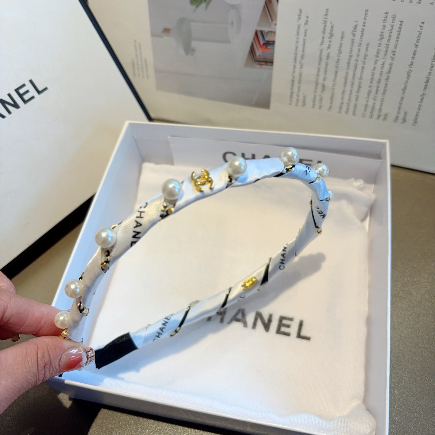 配包装 CHANEL（香奈儿）新款小香发箍，新品甜美珍珠头箍，网红爆款推荐 搭配高端双Ｃlogo ，超精致时尚百搭！