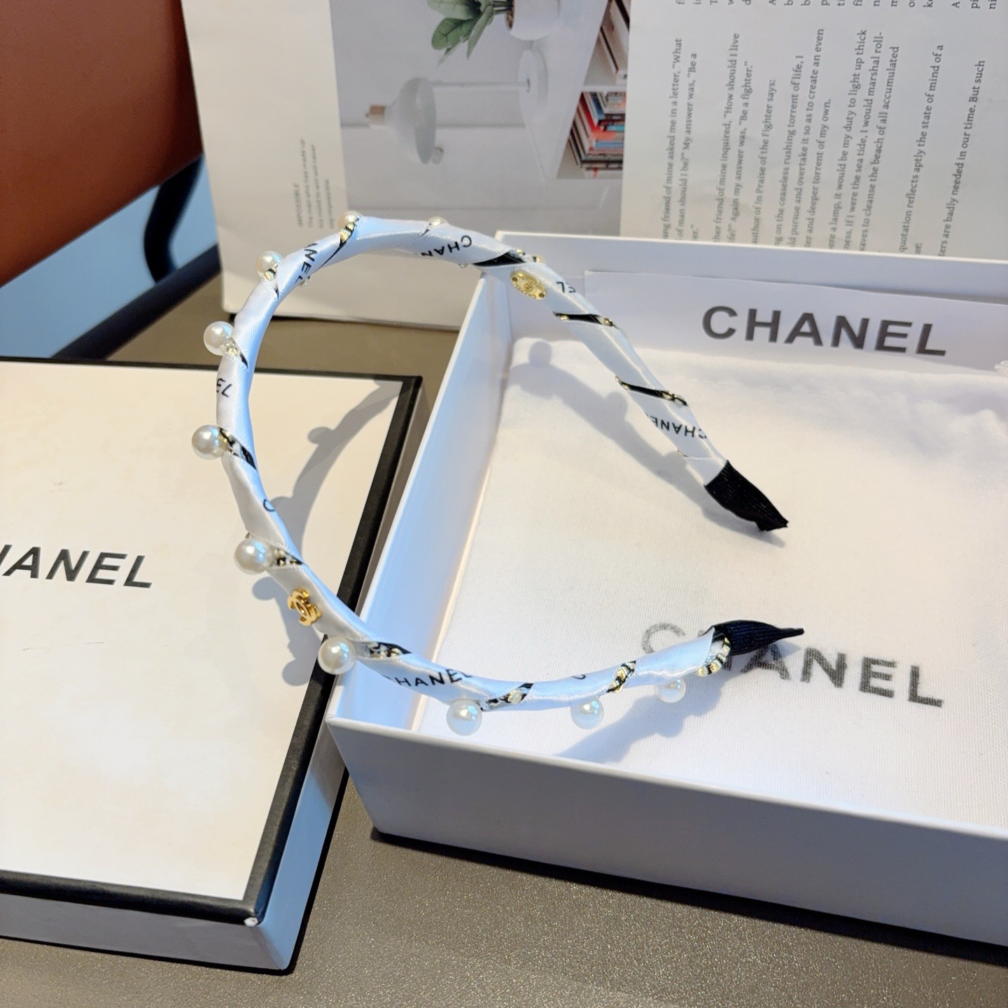配包装 CHANEL（香奈儿）新款小香发箍，新品甜美珍珠头箍，网红爆款推荐 搭配高端双Ｃlogo ，超精致时尚百搭！