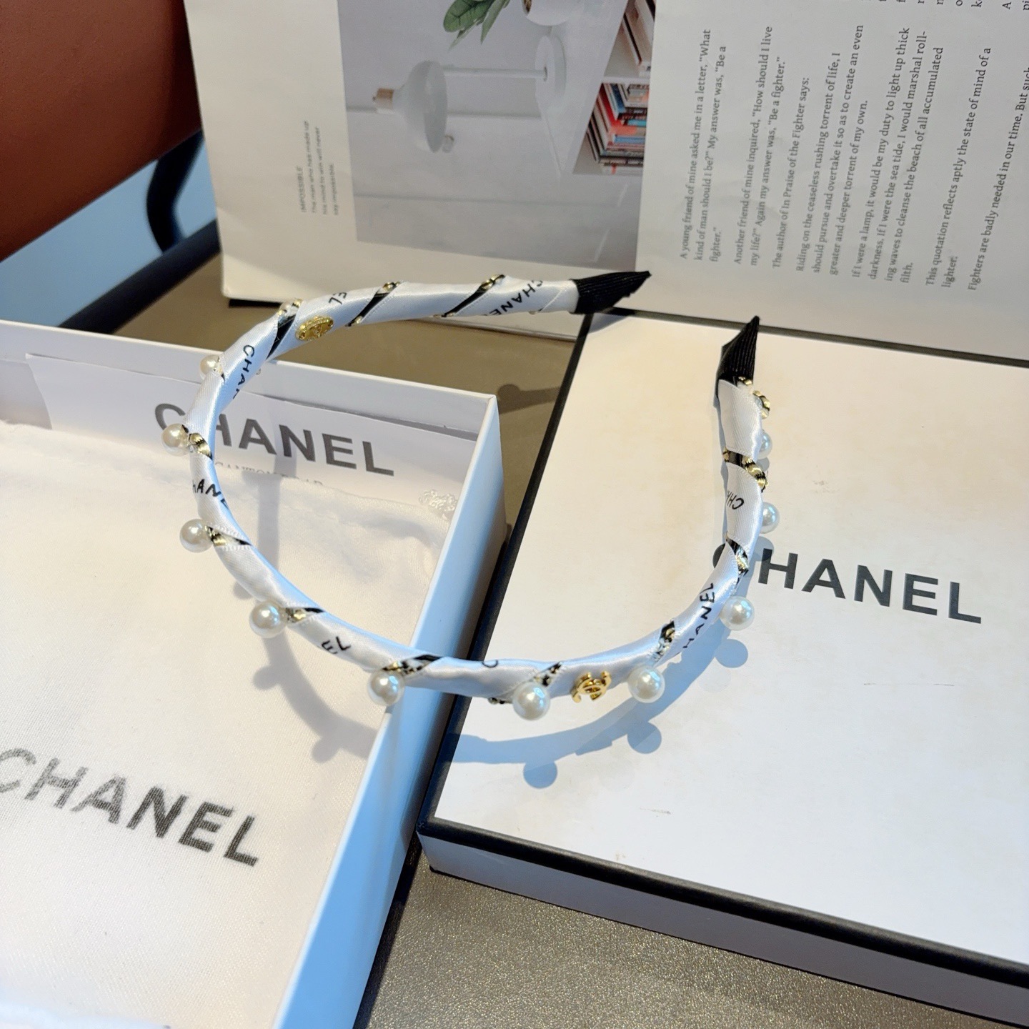 配包装 CHANEL（香奈儿）新款小香发箍，新品甜美珍珠头箍，网红爆款推荐 搭配高端双Ｃlogo ，超精致时尚百搭！