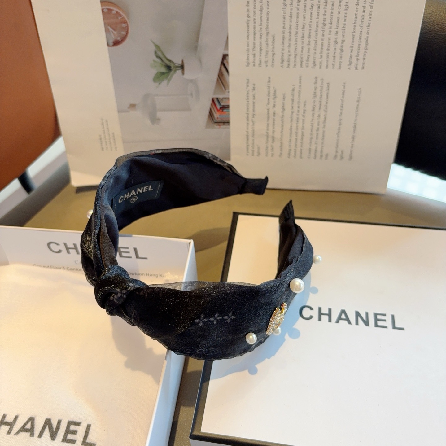 配包装 CHANEL（香奈儿）新款珍珠小香发箍，新品巨显脸小头箍，网红爆款推荐 搭配高端双Ｃlogo ，超精致时尚百搭！