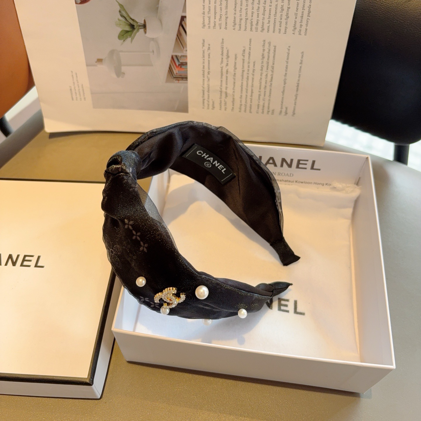 配包装 CHANEL（香奈儿）新款珍珠小香发箍，新品巨显脸小头箍，网红爆款推荐 搭配高端双Ｃlogo ，超精致时尚百搭！